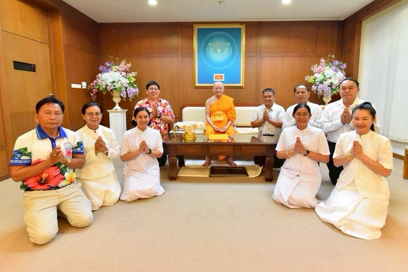 องค์กรภาคีเครือข่าย "บวร" ได้พร้อมใจกันเข้ากราบถวายสักการะพระเถระผู้ใหญ่ เนื่องในโอกาสเทศกาลสงกรานต์ 