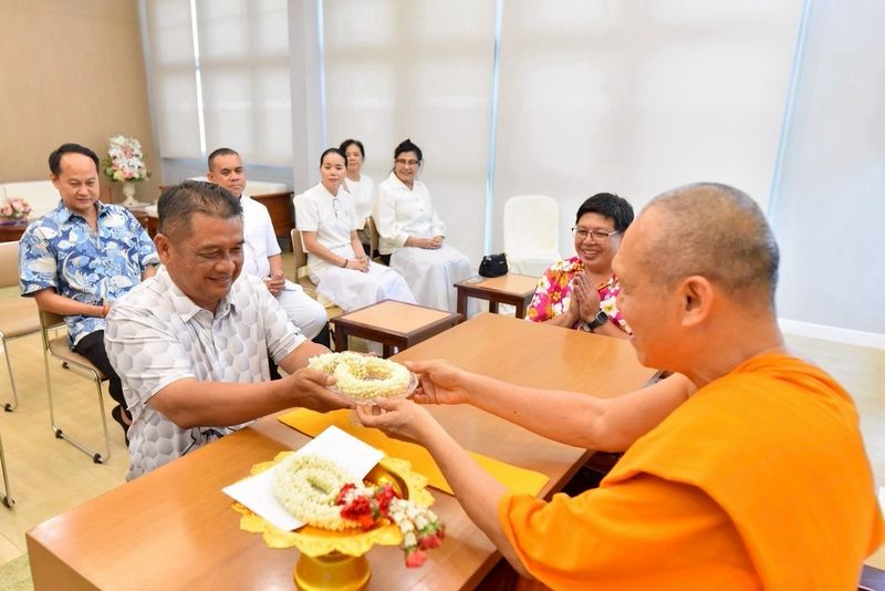 องค์กรภาคีเครือข่าย "บวร" ได้พร้อมใจกันเข้ากราบถวายสักการะพระเถระผู้ใหญ่ เนื่องในโอกาสเทศกาลสงกรานต์ 