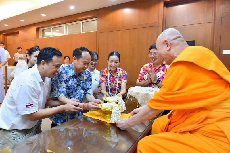 องค์กรภาคีเครือข่าย "บวร" ได้พร้อมใจกันเข้ากราบถวายสักการะพระเถระผู้ใหญ่ เนื่องในโอกาสเทศกาลสงกรานต์ 