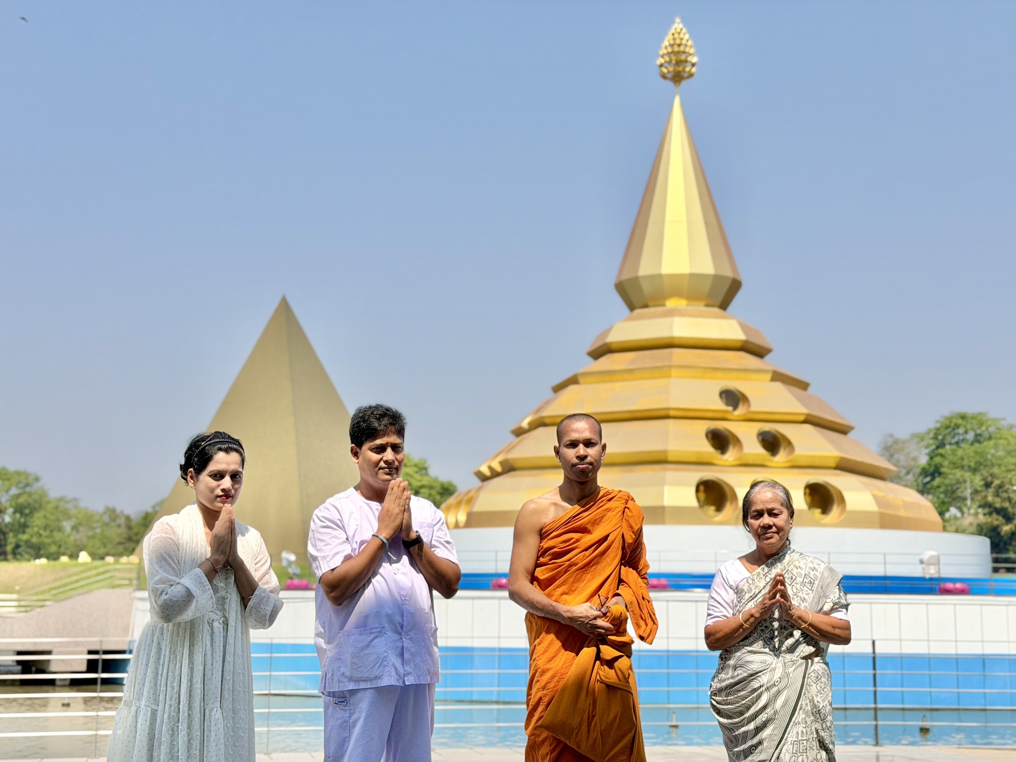 ชาวบังกลาเทศ เดินทางมาเยี่ยมชมวัดพระธรรมกาย