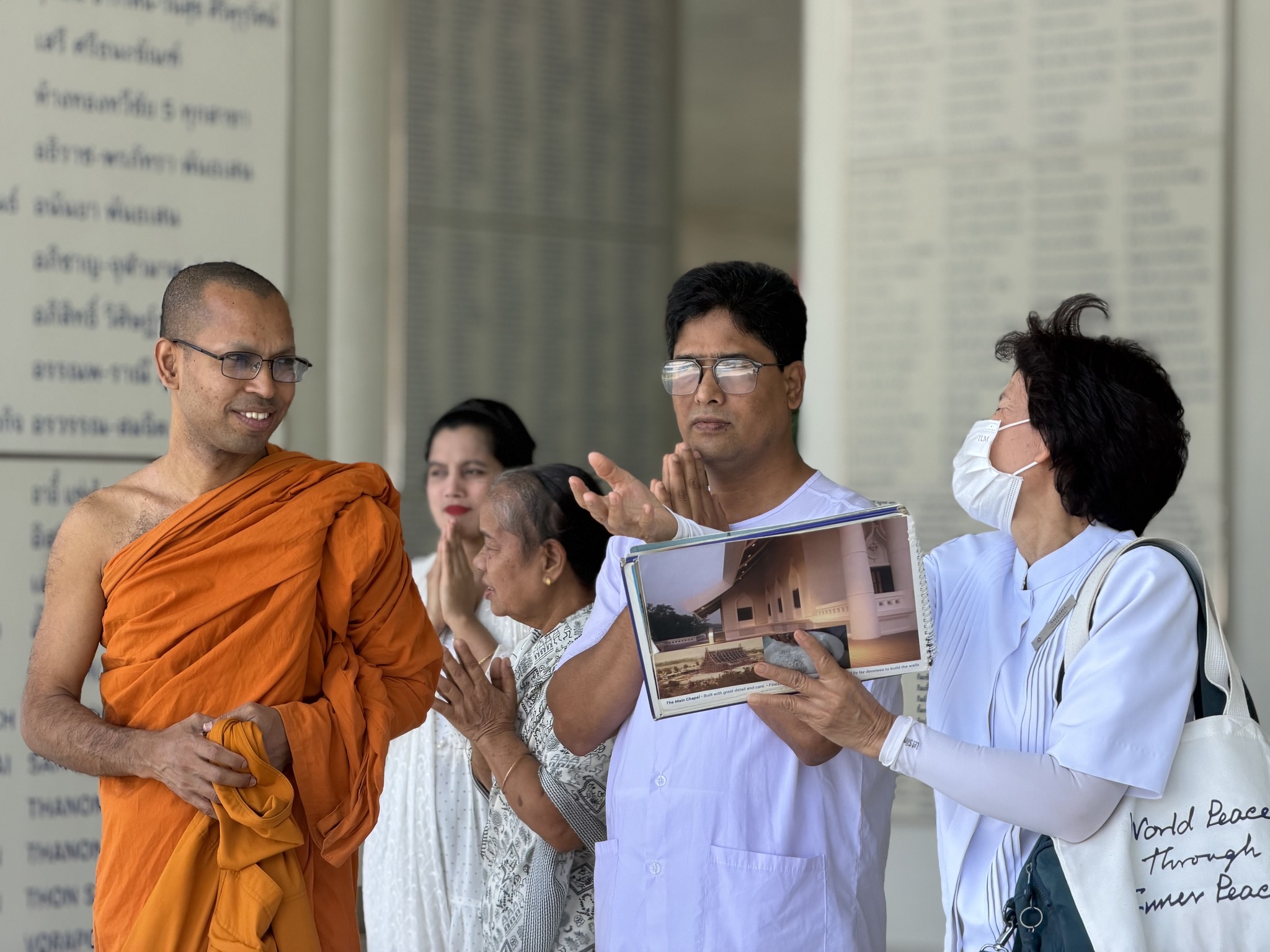 ชาวบังกลาเทศ เดินทางมาเยี่ยมชมวัดพระธรรมกาย