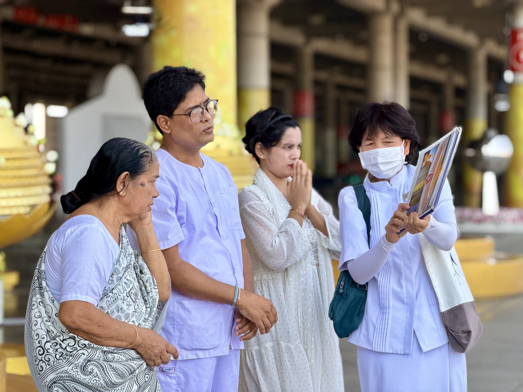 ชาวบังกลาเทศ เดินทางมาเยี่ยมชมวัดพระธรรมกาย