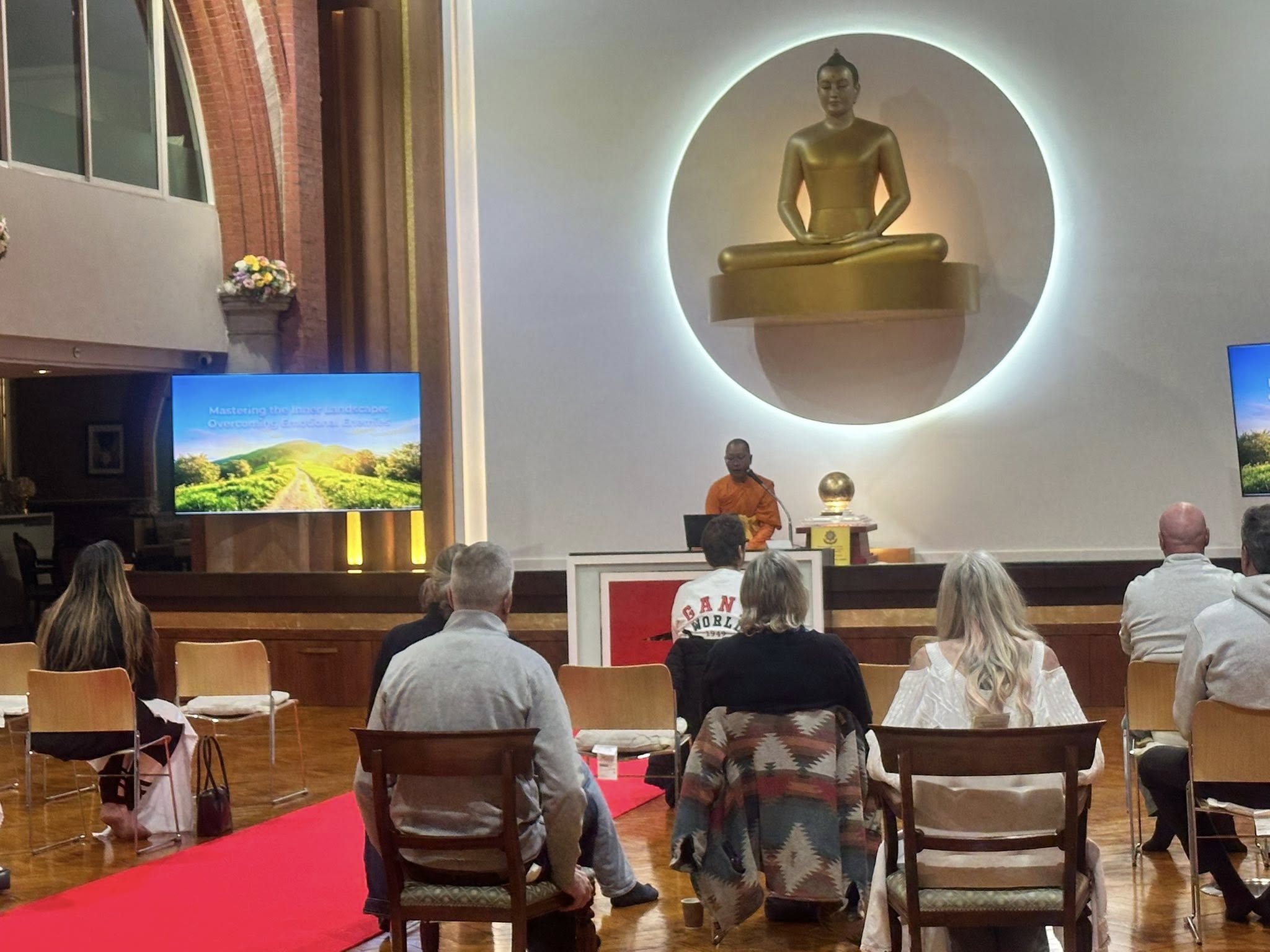 วัดพระธรรมกายลอนดอน จัดปฏิบัติธรรมสำหรับชาวท้องถิ่น