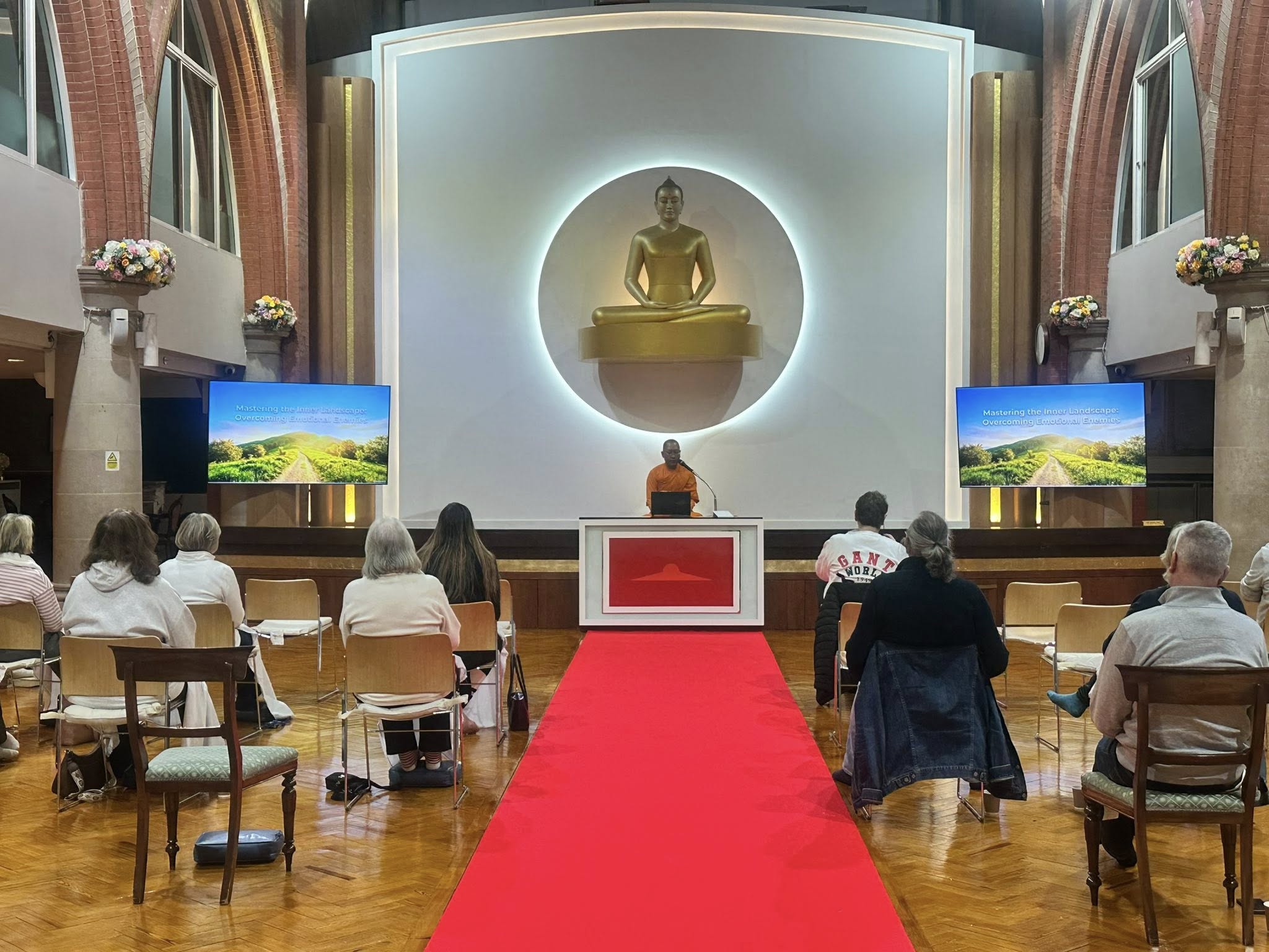 วัดพระธรรมกายลอนดอน จัดปฏิบัติธรรมสำหรับชาวท้องถิ่น