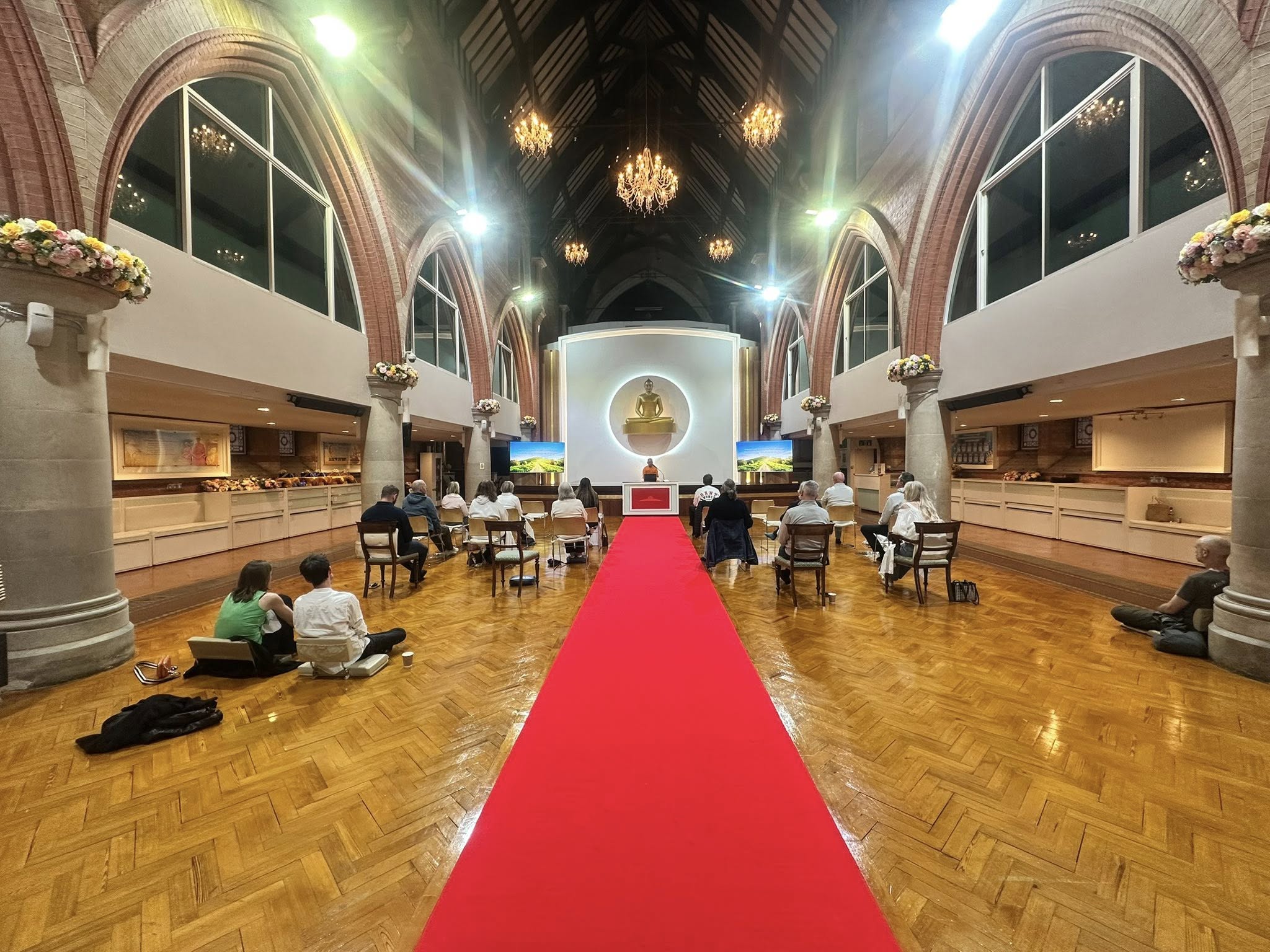 วัดพระธรรมกายลอนดอน จัดปฏิบัติธรรมสำหรับชาวท้องถิ่น