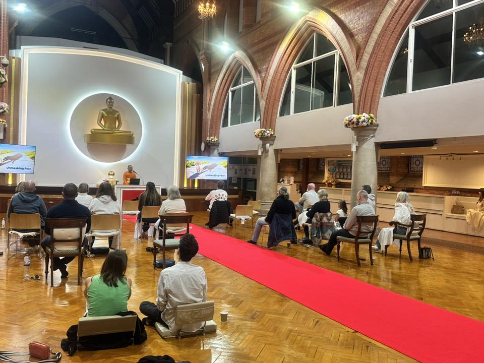 วัดพระธรรมกายลอนดอน จัดปฏิบัติธรรมสำหรับชาวท้องถิ่น