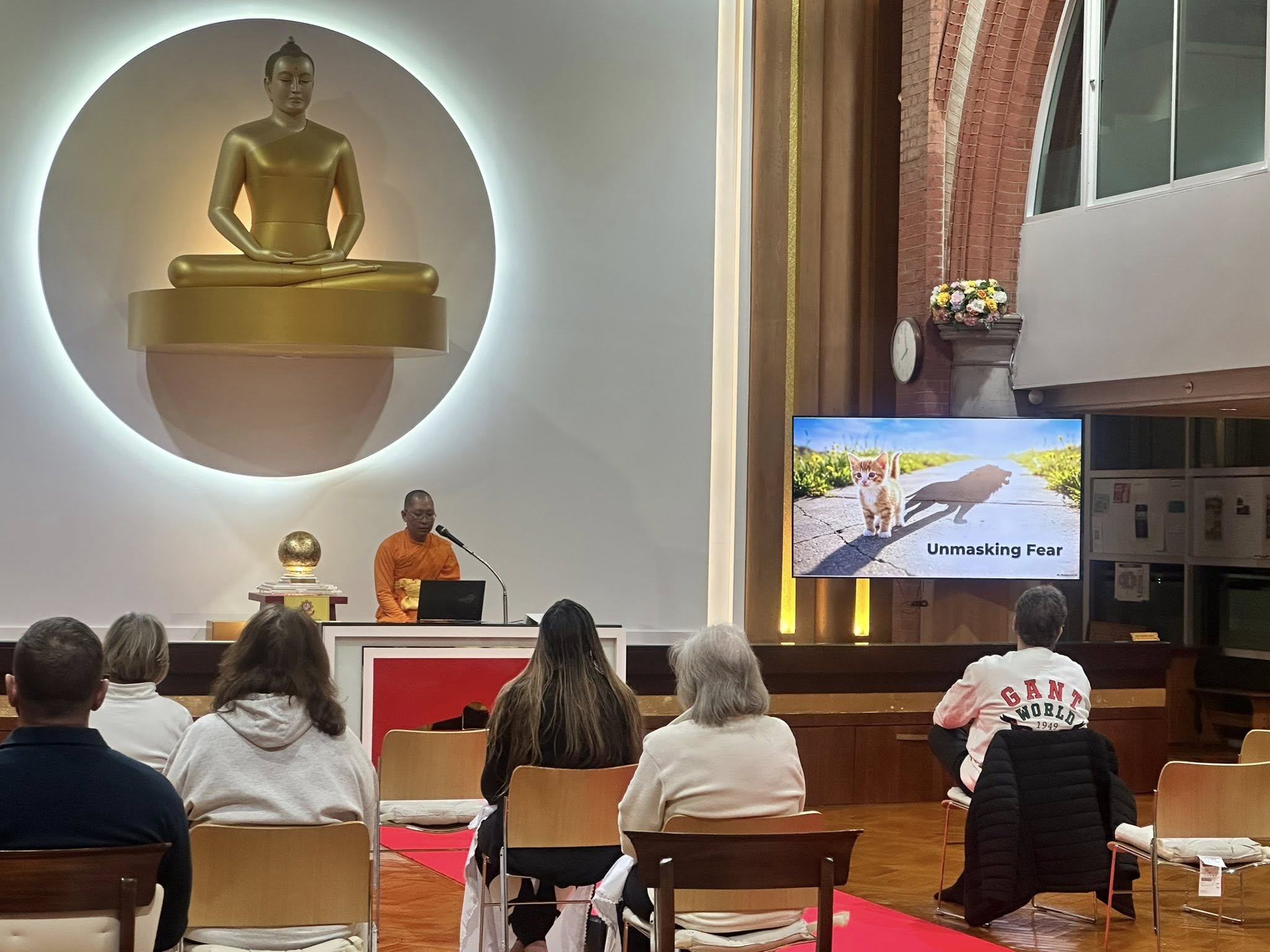 วัดพระธรรมกายลอนดอน จัดปฏิบัติธรรมสำหรับชาวท้องถิ่น