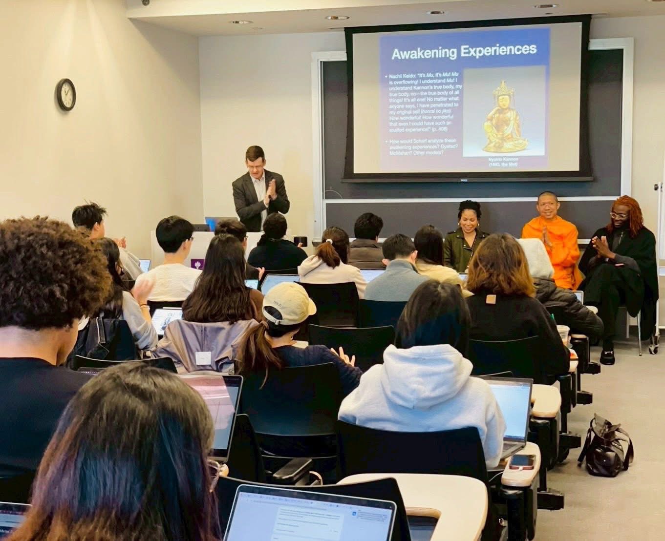 ผู้บริหารสถาบันทางสายกลาง ร่วมบรรยายพิเศษในชั้นเรียนพุทธศาสนาและสมาธิ ณ มหาวิทยาลัยนิวยอร์ก