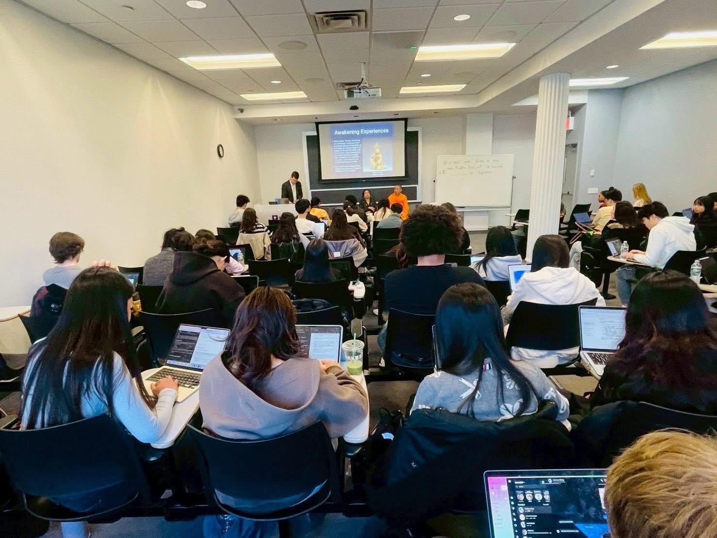 ผู้บริหารสถาบันทางสายกลาง ร่วมบรรยายพิเศษในชั้นเรียนพุทธศาสนาและสมาธิ ณ มหาวิทยาลัยนิวยอร์ก