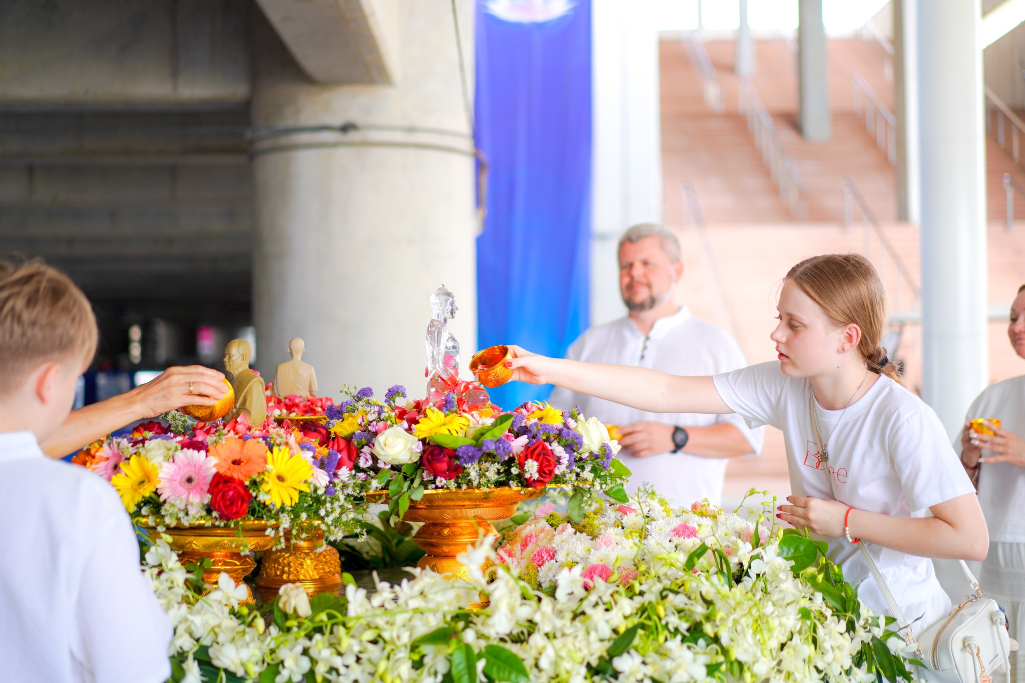 ครอบครัวของผู้จัดการฝ่ายซอฟต์แวร์จากฮังการี เดินทางมาเยี่ยมวัดพระธรรมกาย