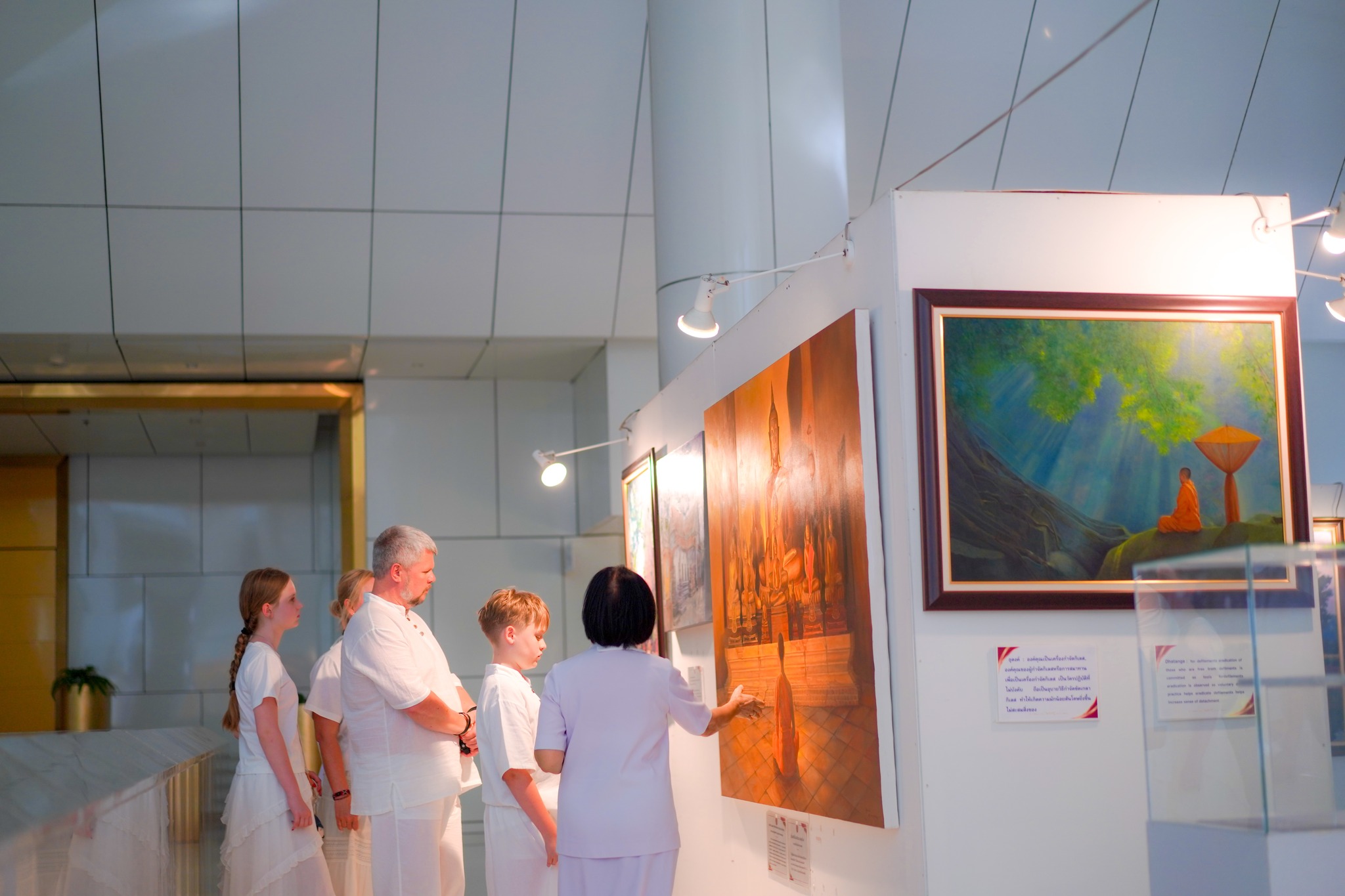 ครอบครัวของผู้จัดการฝ่ายซอฟต์แวร์จากฮังการี เดินทางมาเยี่ยมวัดพระธรรมกาย