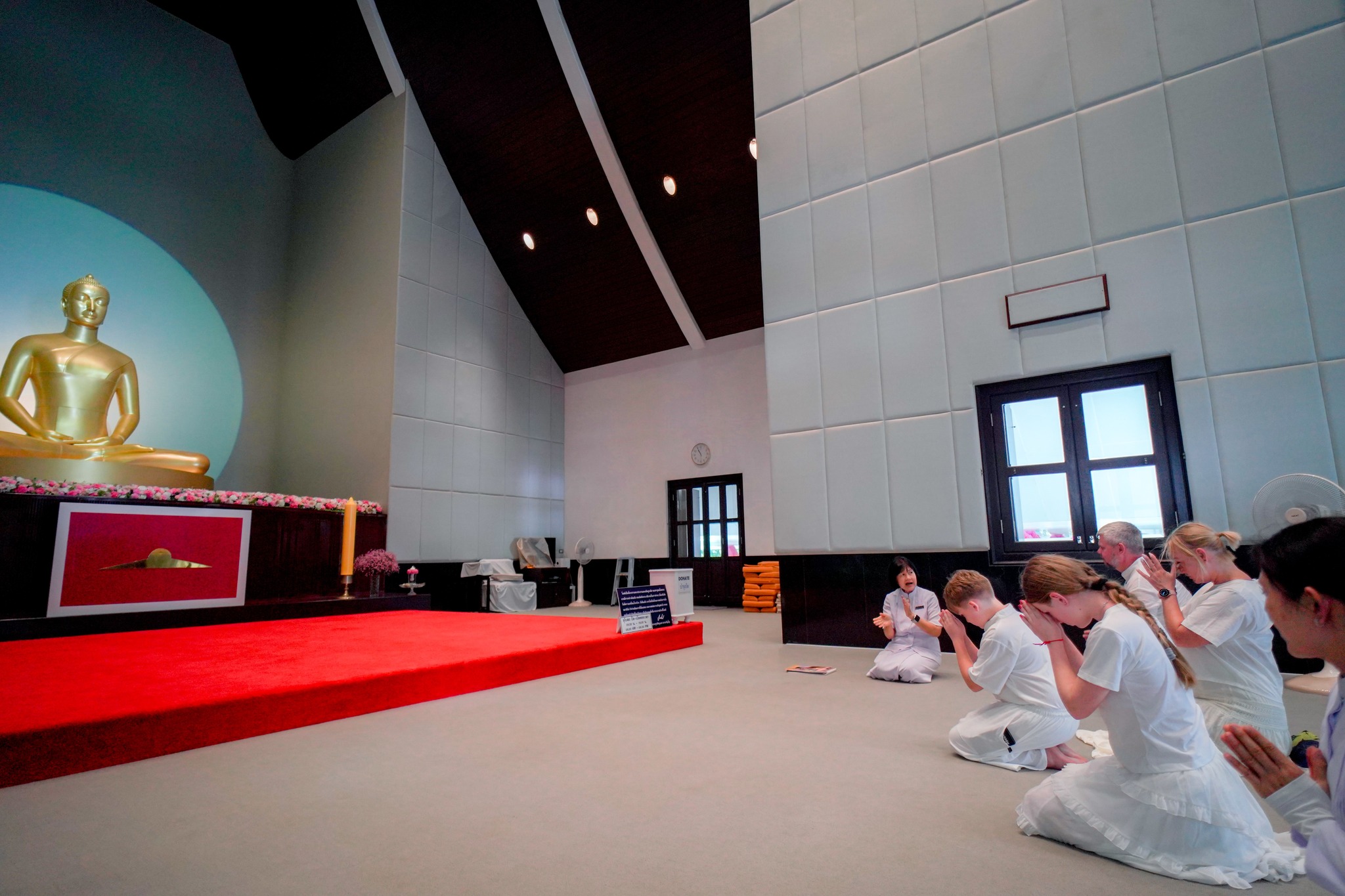 ครอบครัวของผู้จัดการฝ่ายซอฟต์แวร์จากฮังการี เดินทางมาเยี่ยมวัดพระธรรมกาย