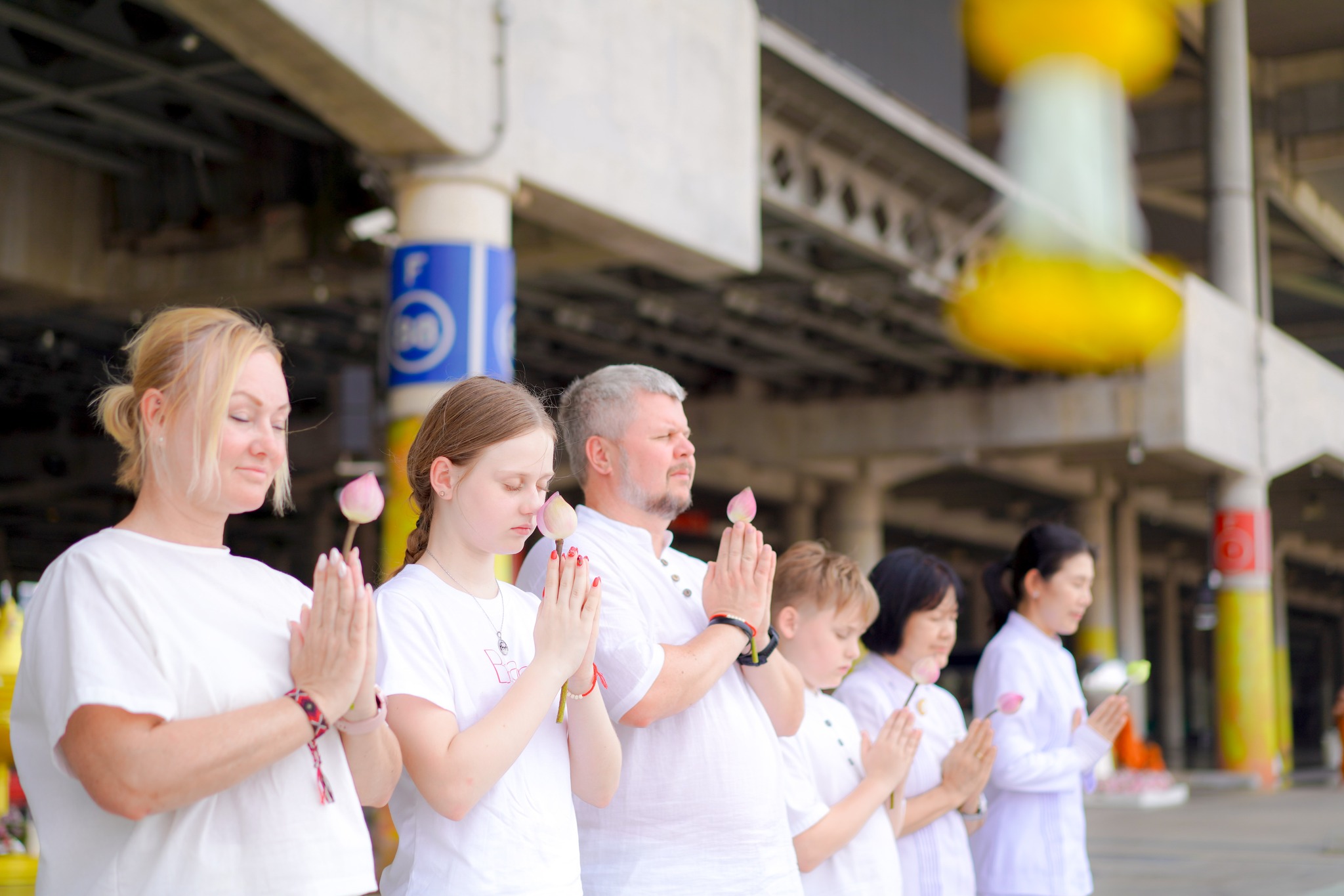 ครอบครัวของผู้จัดการฝ่ายซอฟต์แวร์จากฮังการี เดินทางมาเยี่ยมวัดพระธรรมกาย