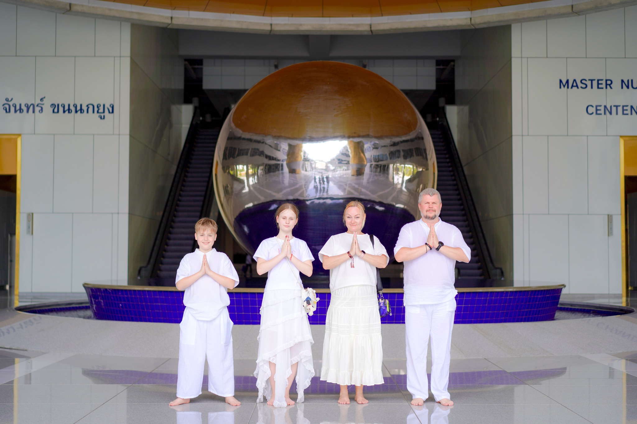 ครอบครัวของผู้จัดการฝ่ายซอฟต์แวร์จากฮังการี เดินทางมาเยี่ยมวัดพระธรรมกาย