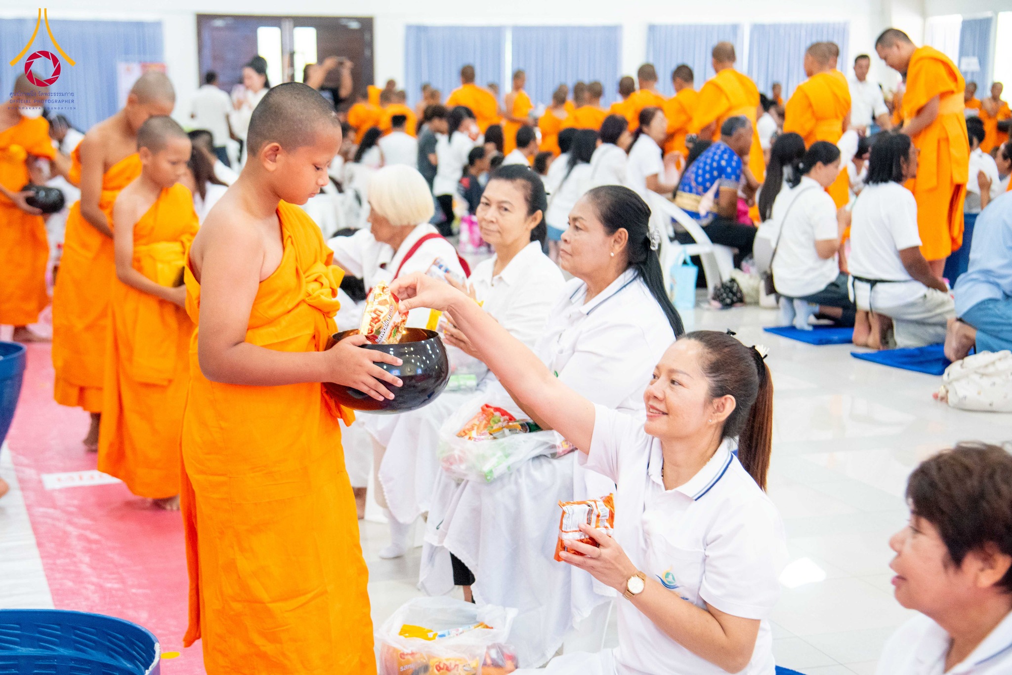 พิธีทำบุญตักบาตรสามเณร เนื่องในวันสงกรานต์ ณ ศูนย์ปฏิบัติธรรมระยอง (บ้านช่องลม)