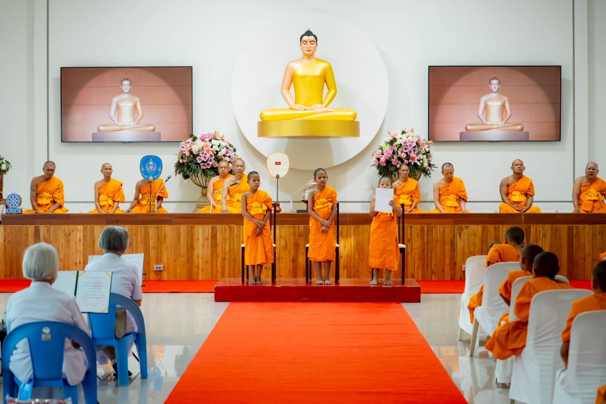 ศูนย์ปฏิบัติธรรมพระมงคลเทพมุนี จัดพิธีทำบุญตักบาตรแด่สามเณร และจัดพิธีบุพเปตพลี