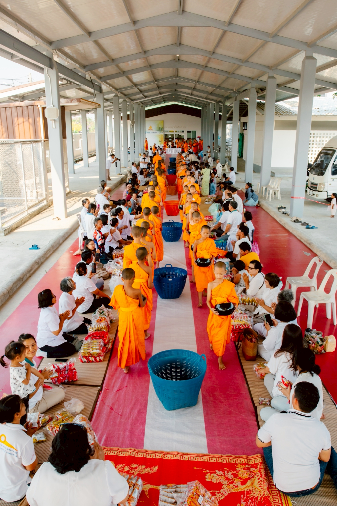 ศูนย์ปฏิบัติธรรมพระมงคลเทพมุนี จัดพิธีทำบุญตักบาตรแด่สามเณร และจัดพิธีบุพเปตพลี