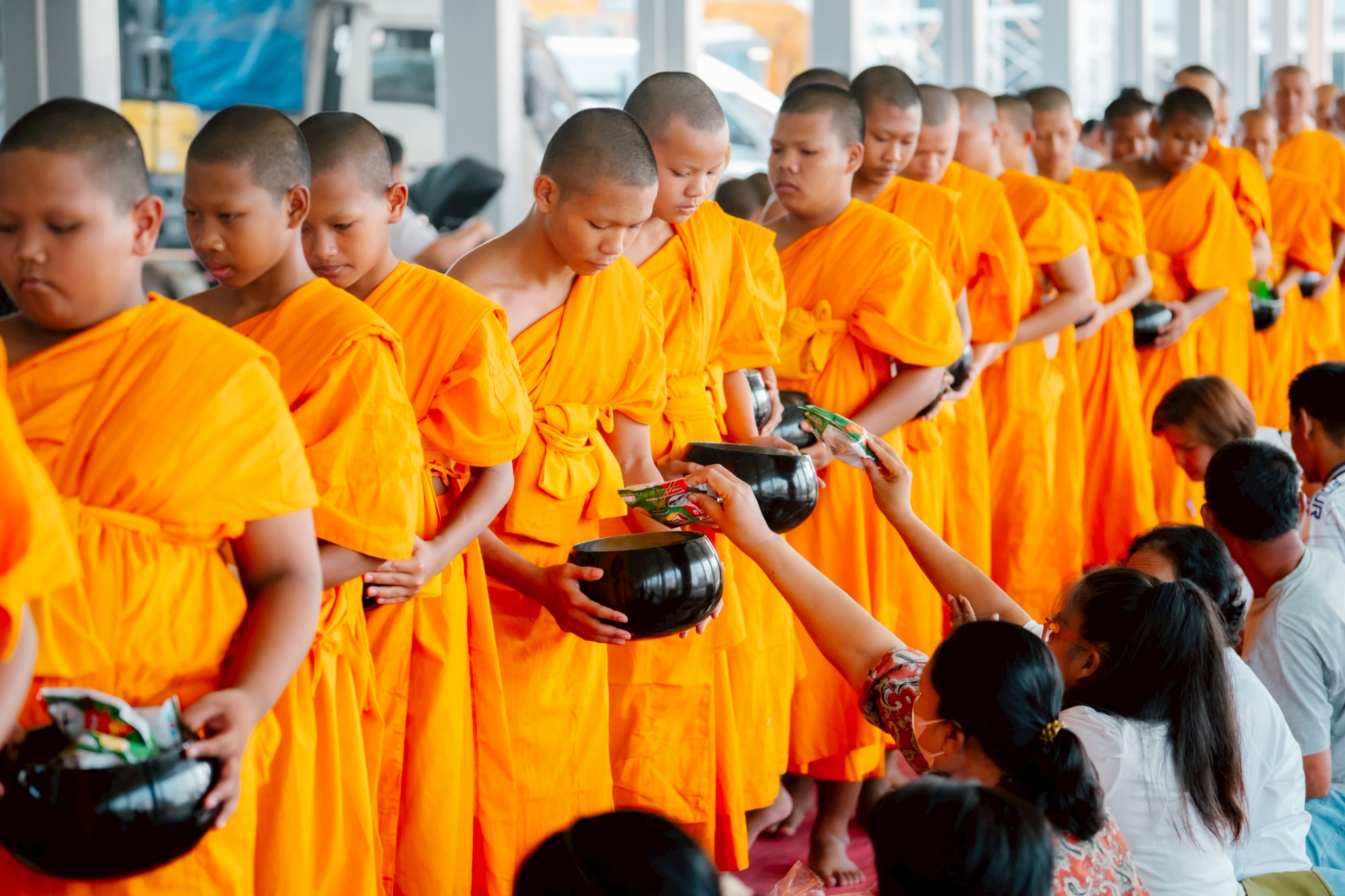 ศูนย์ปฏิบัติธรรมพระมงคลเทพมุนี จัดพิธีทำบุญตักบาตรแด่สามเณร และจัดพิธีบุพเปตพลี