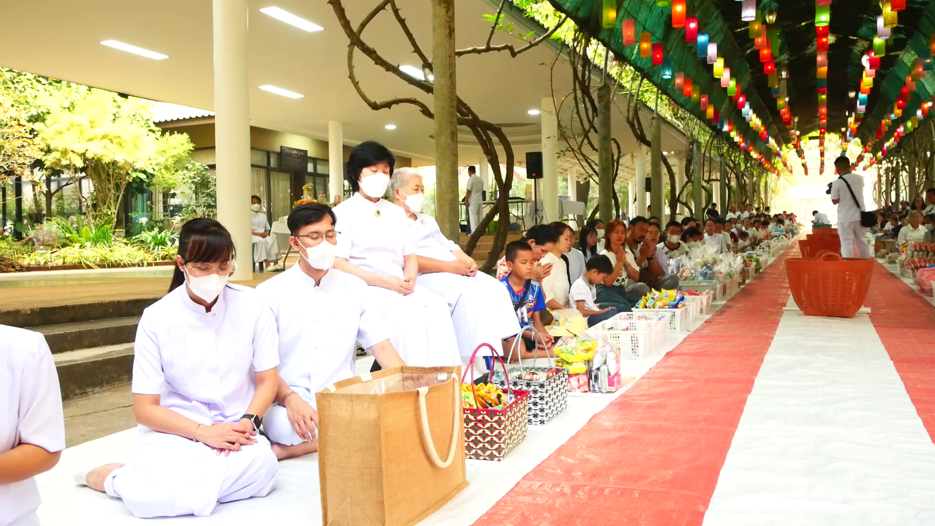 ศูนย์ปฏิบัติธรรมพระมงคลเทพมุนี จัดพิธีทำบุญตักบาตรแด่สามเณร และจัดพิธีบุพเปตพลี