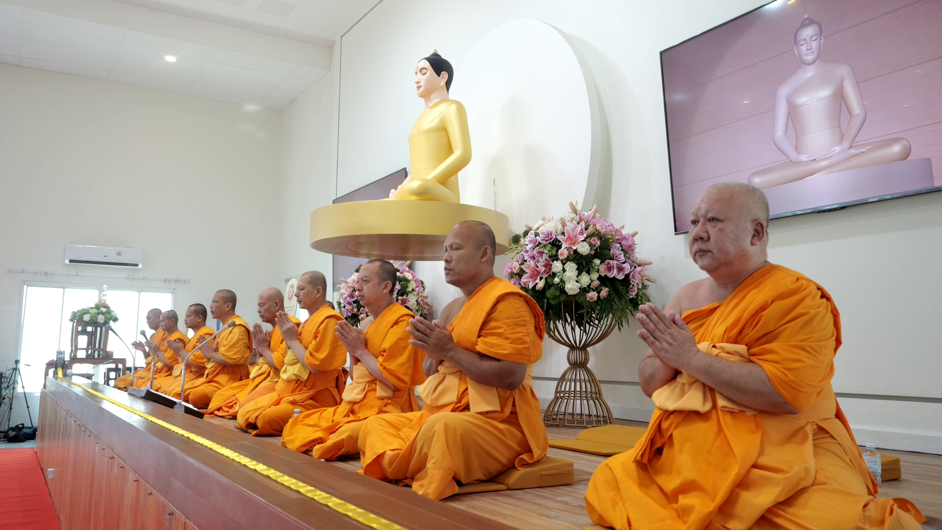 ศูนย์ปฏิบัติธรรมพระมงคลเทพมุนี จัดพิธีทำบุญตักบาตรแด่สามเณร และจัดพิธีบุพเปตพลี