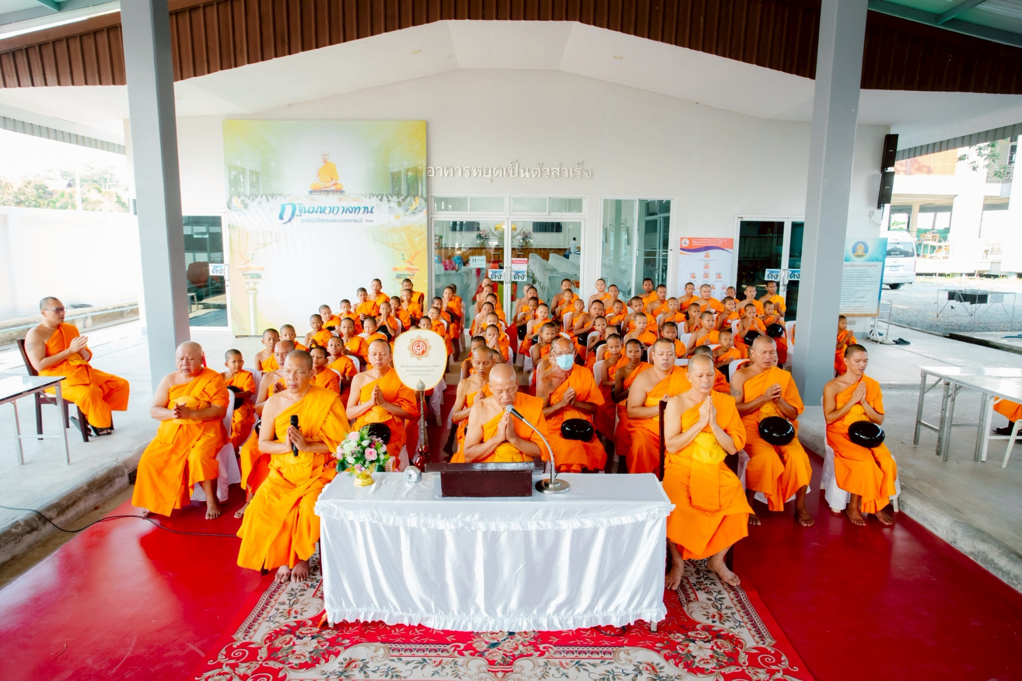 ศูนย์ปฏิบัติธรรมพระมงคลเทพมุนี จัดพิธีทำบุญตักบาตรแด่สามเณร และจัดพิธีบุพเปตพลี