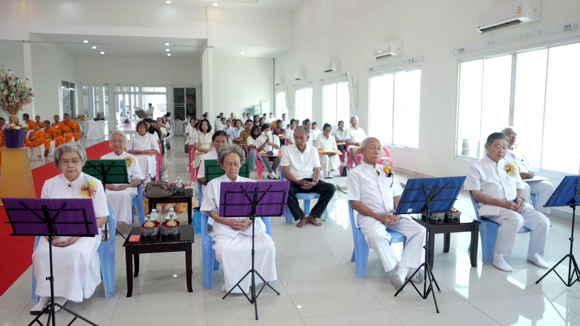 ศูนย์ปฏิบัติธรรมพระมงคลเทพมุนี จัดพิธีทำบุญตักบาตรแด่สามเณร และจัดพิธีบุพเปตพลี