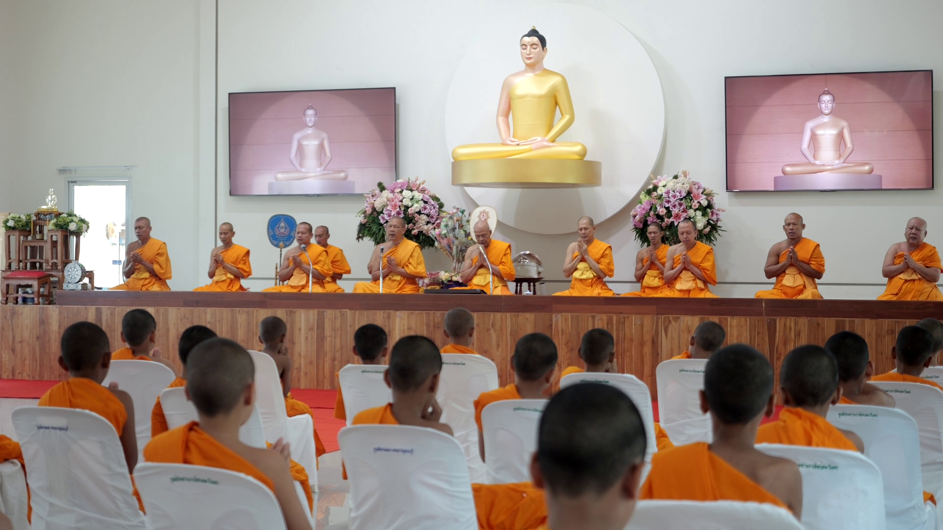 ศูนย์ปฏิบัติธรรมพระมงคลเทพมุนี จัดพิธีทำบุญตักบาตรแด่สามเณร และจัดพิธีบุพเปตพลี