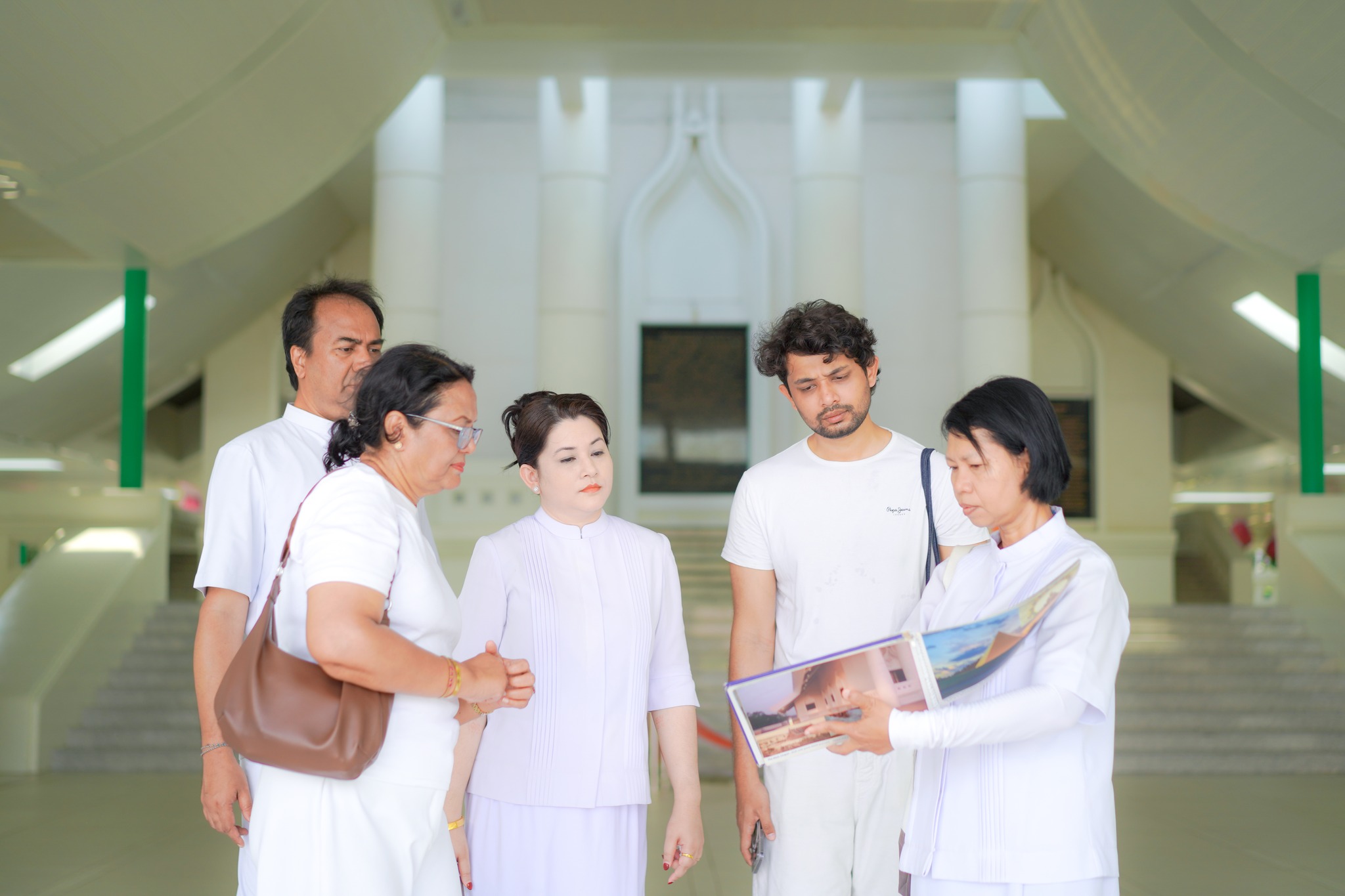 ชาวบังกลาเทศ เดินทางมาเยี่ยมชมวัดพระธรรมกาย