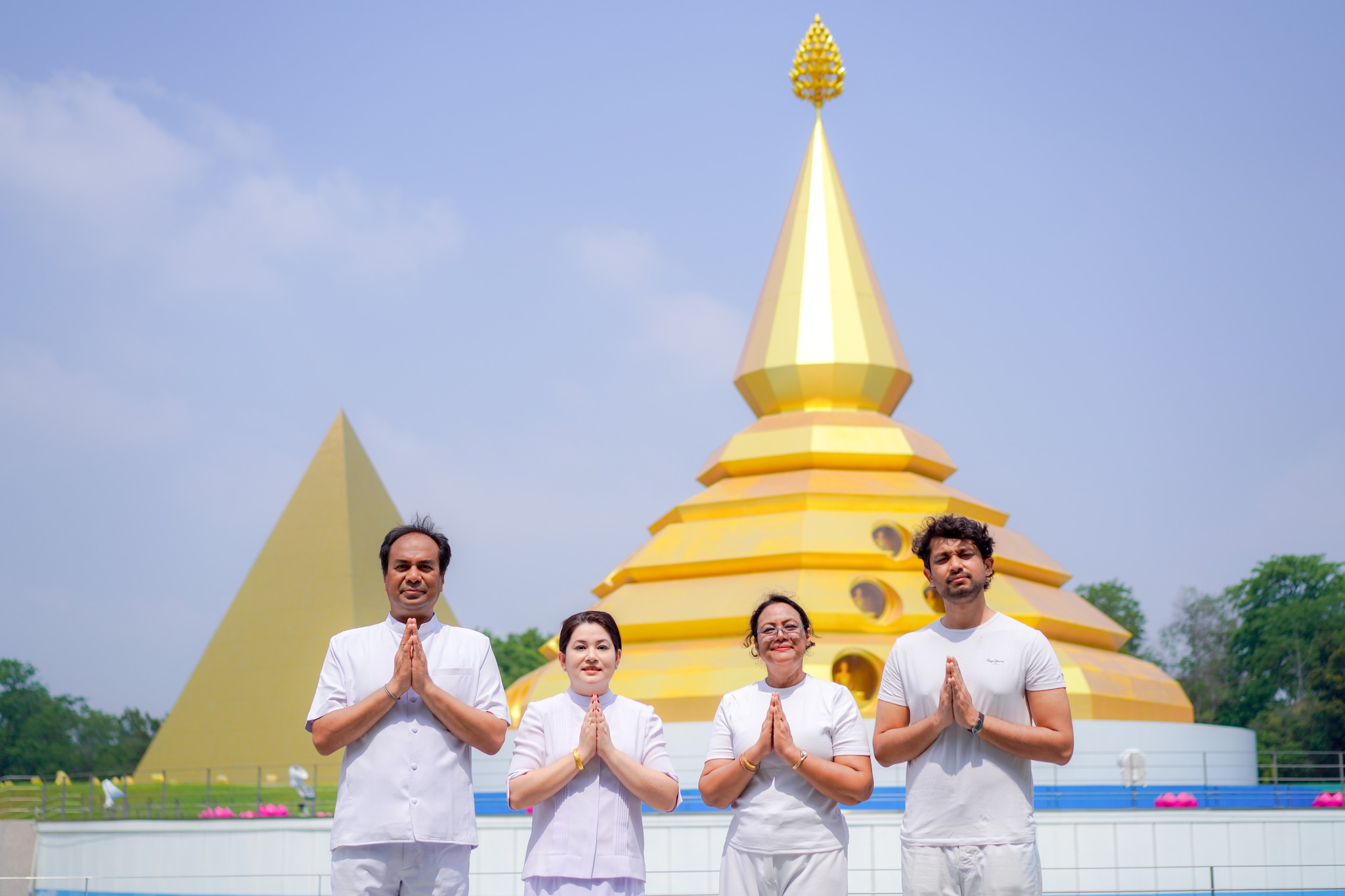 ชาวบังกลาเทศ เดินทางมาเยี่ยมชมวัดพระธรรมกาย