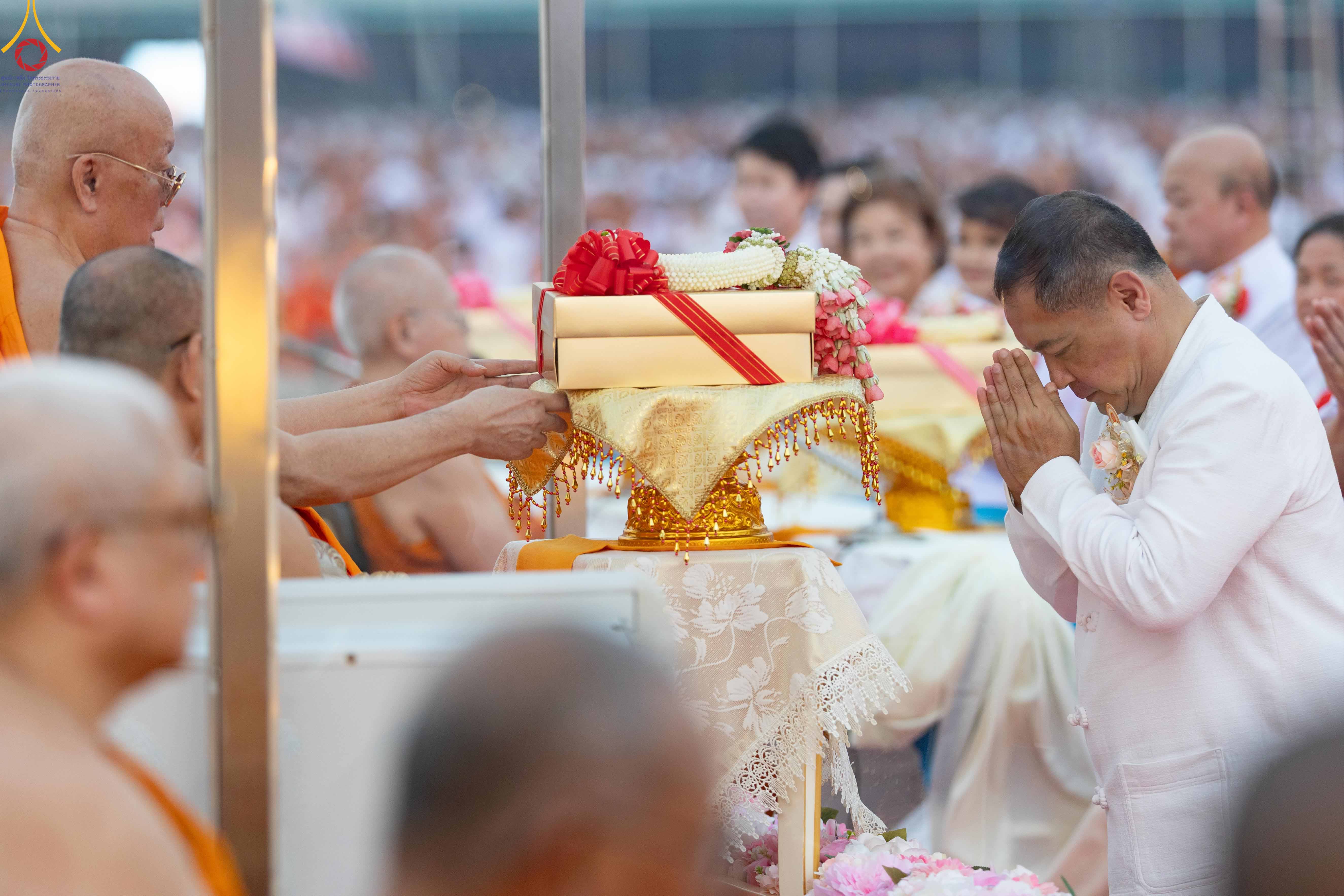วัดพระธรรมกาย จัดพิธีถวายมหาสังฆทาน 40,000 กว่าวัดทั่วประเทศเนื่องในวันคุ้มครองโลก