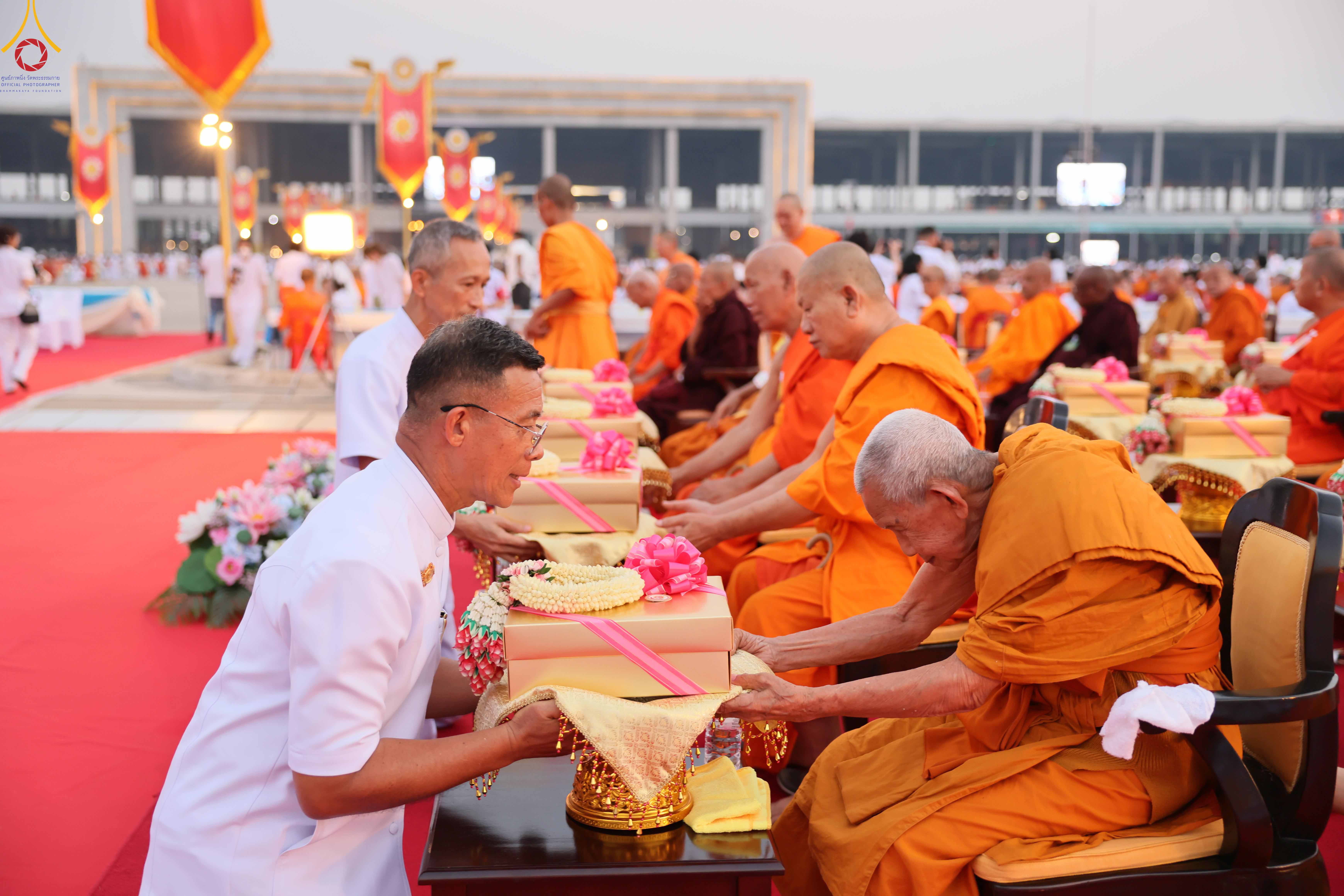 วัดพระธรรมกาย จัดพิธีถวายมหาสังฆทาน 40,000 กว่าวัดทั่วประเทศเนื่องในวันคุ้มครองโลก