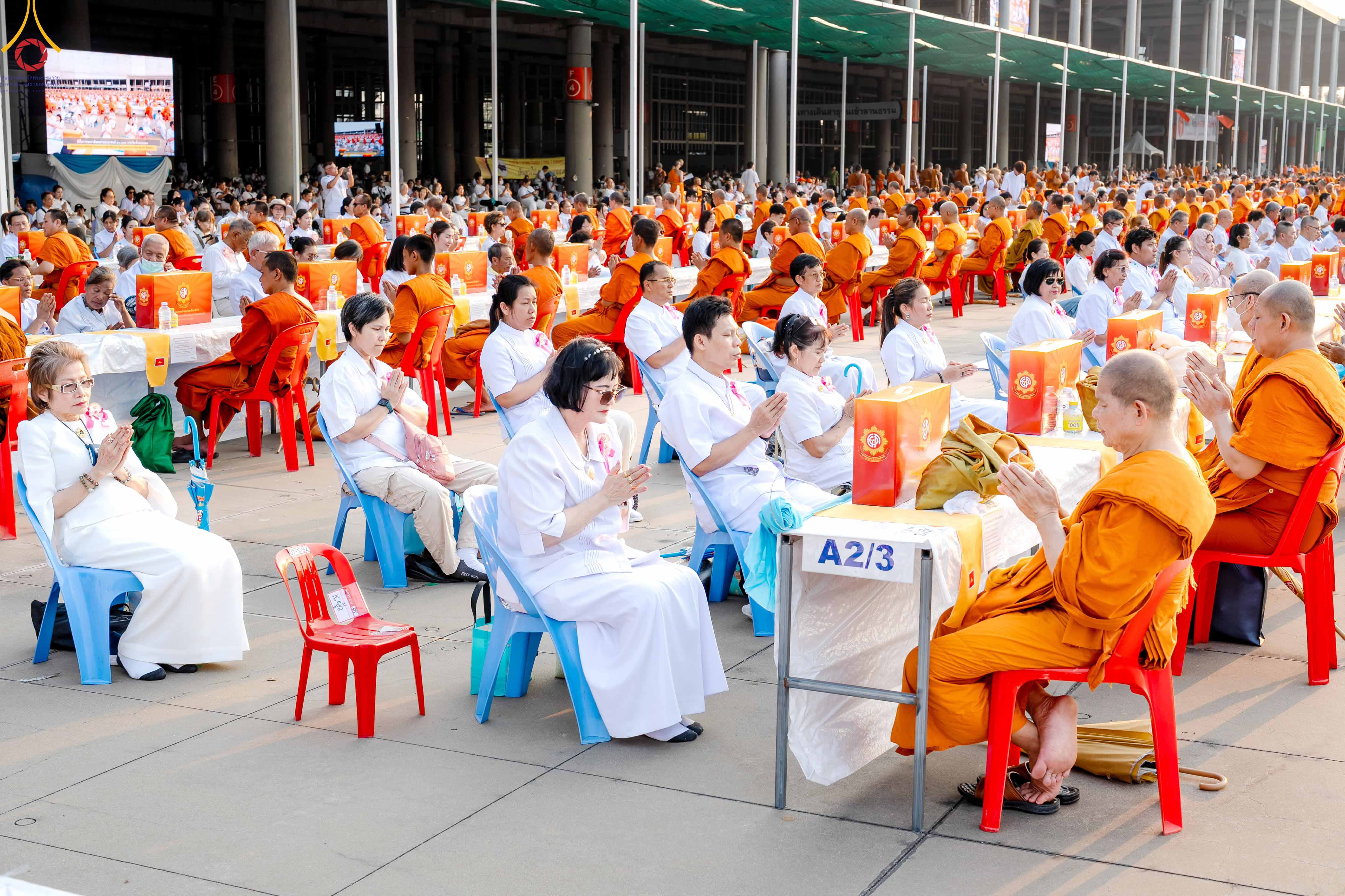 วัดพระธรรมกาย จัดพิธีถวายมหาสังฆทาน 40,000 กว่าวัดทั่วประเทศเนื่องในวันคุ้มครองโลก