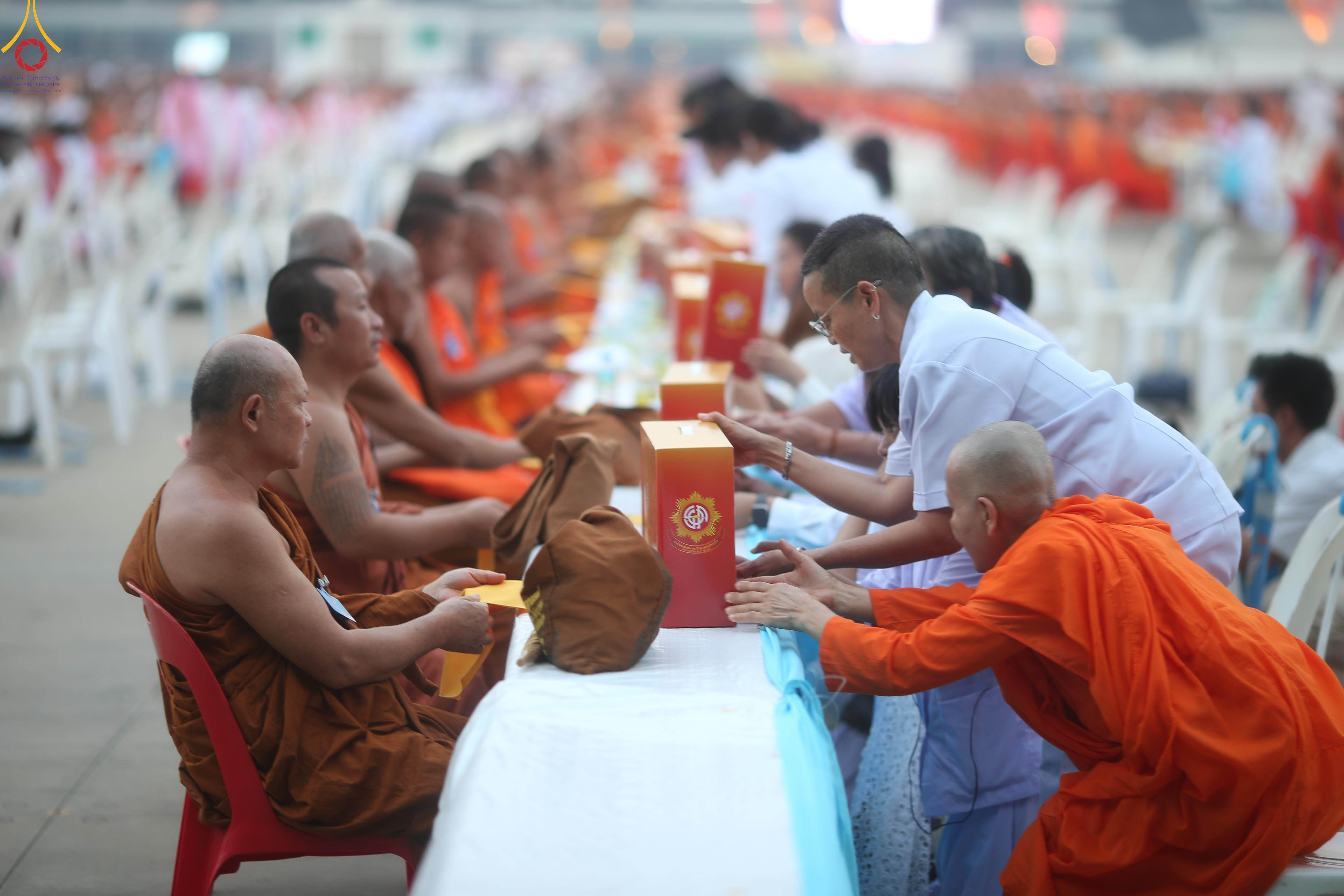 วัดพระธรรมกาย จัดพิธีถวายมหาสังฆทาน 40,000 กว่าวัดทั่วประเทศเนื่องในวันคุ้มครองโลก