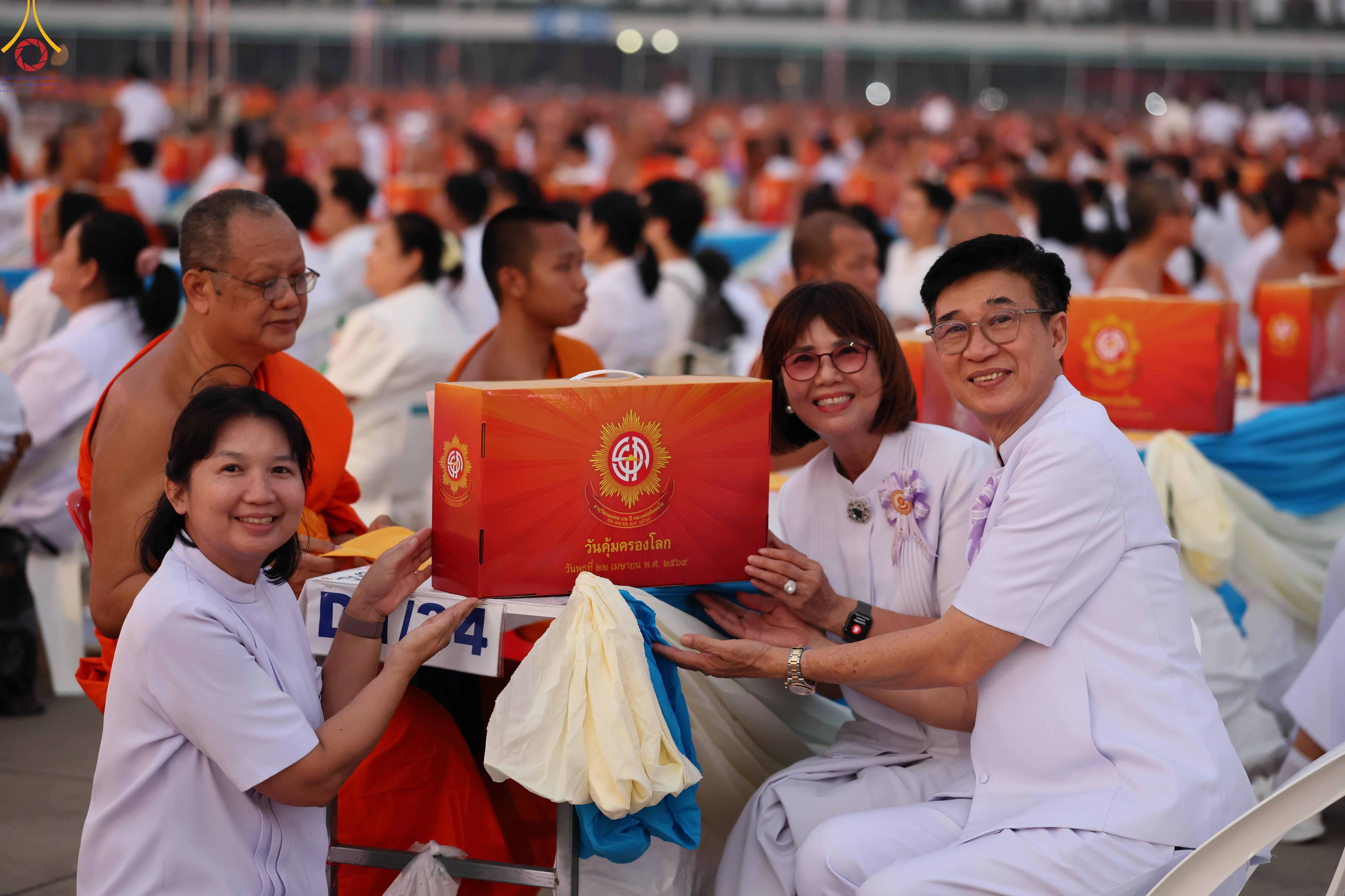 วัดพระธรรมกาย จัดพิธีถวายมหาสังฆทาน 40,000 กว่าวัดทั่วประเทศเนื่องในวันคุ้มครองโลก