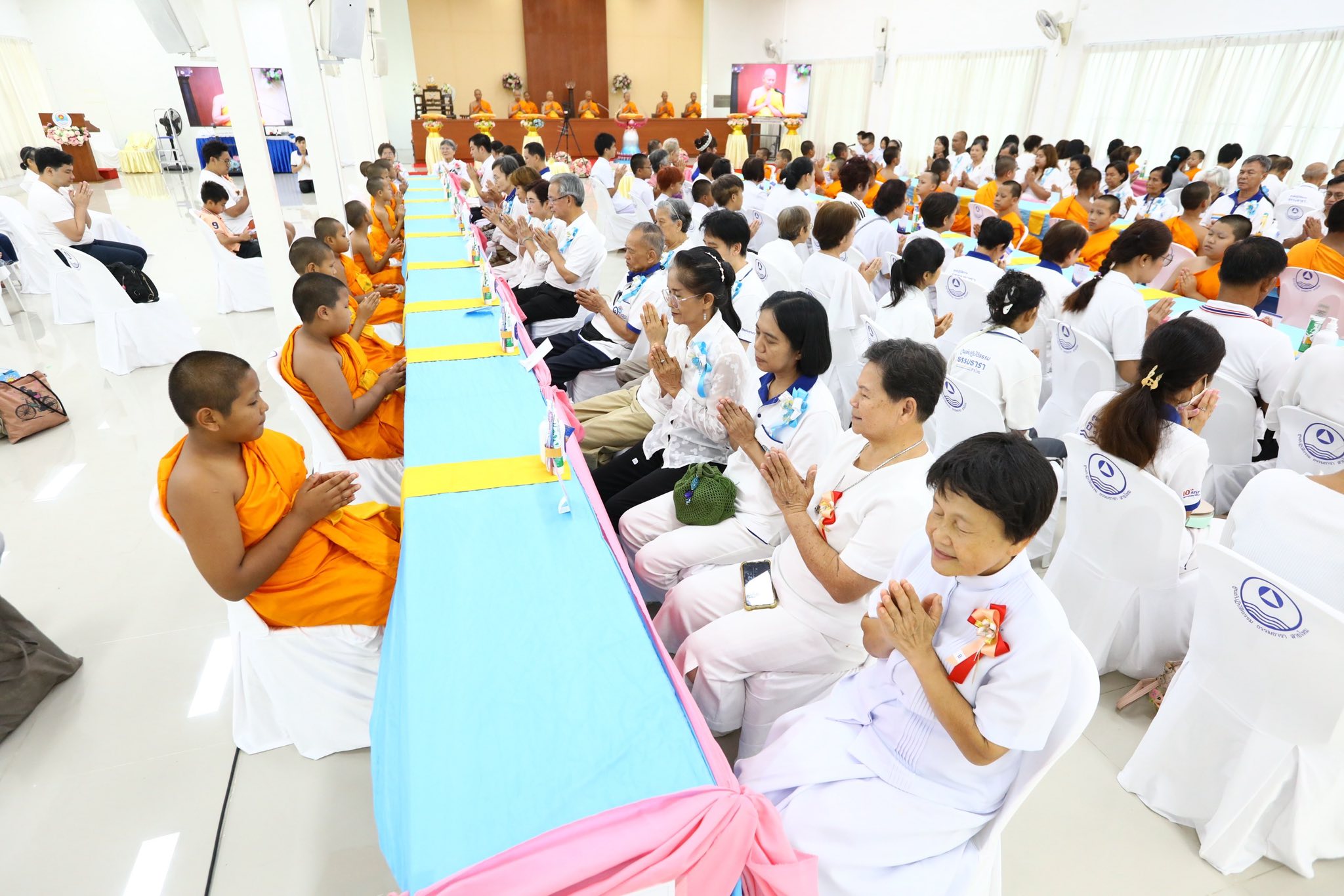 พิธีทอดผ้าป่าและถวายสังฆทานสามเณรในโครงการบรรพชาสามเณรฟื้นฟูพระพุทธศาสนาทั่วไทย ณ ศูนย์ปฏิบัติธรรม ธรรมธารา สายไหม