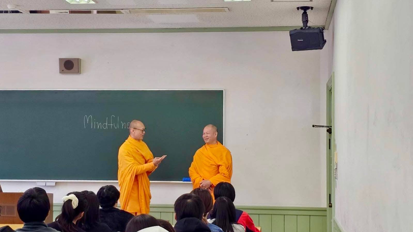 A meditation course at Ryukoku University, conducted by Dhammaduta monks from Wat Phra Dhammakaya
