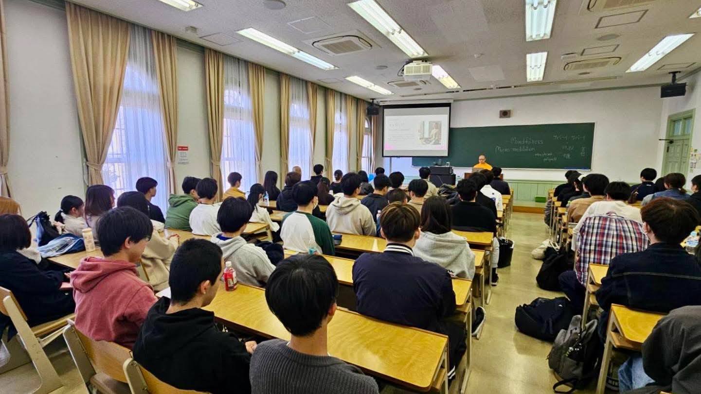 A meditation course at Ryukoku University, conducted by Dhammaduta monks from Wat Phra Dhammakaya