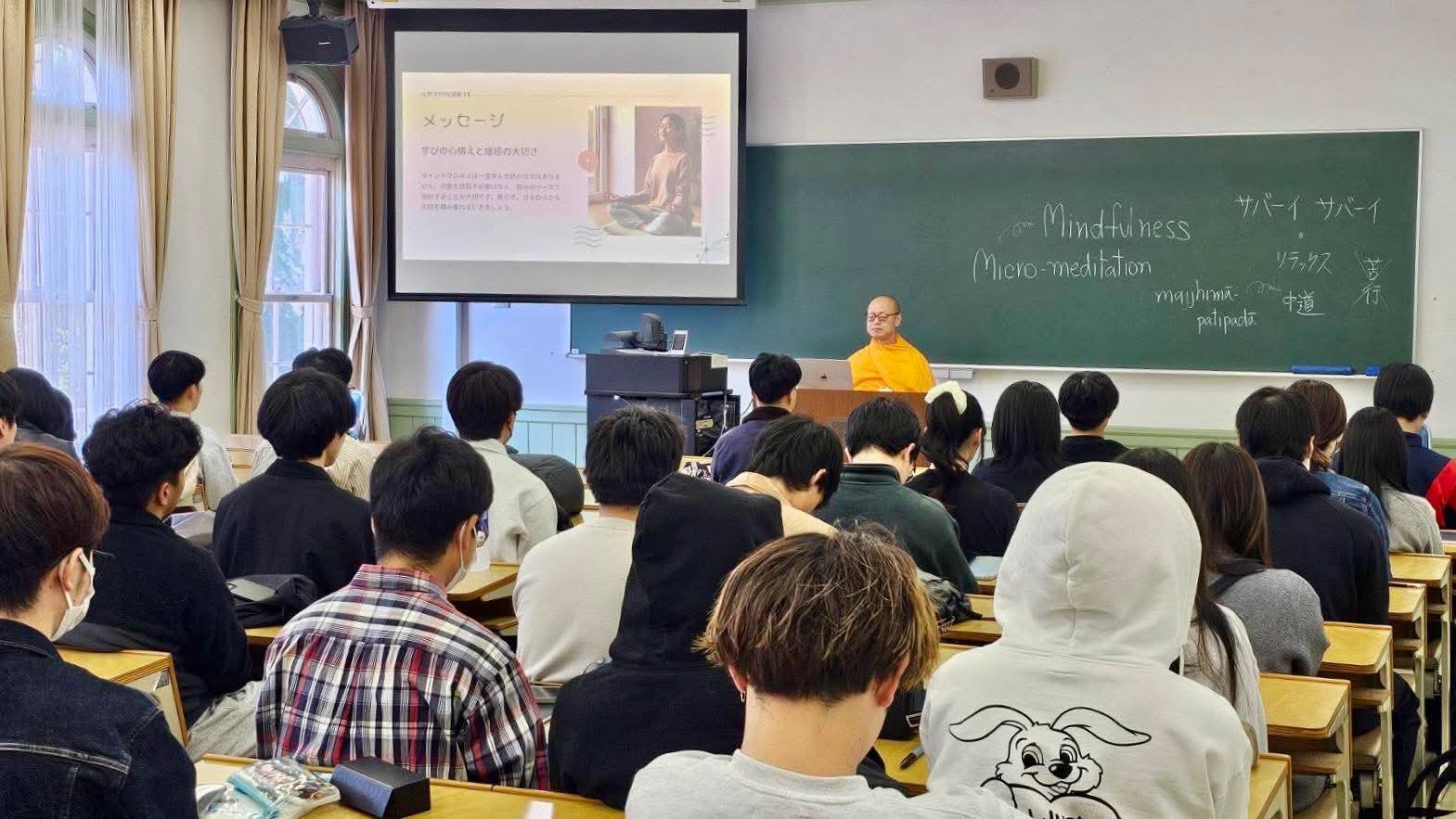 A meditation course at Ryukoku University, conducted by Dhammaduta monks from Wat Phra Dhammakaya