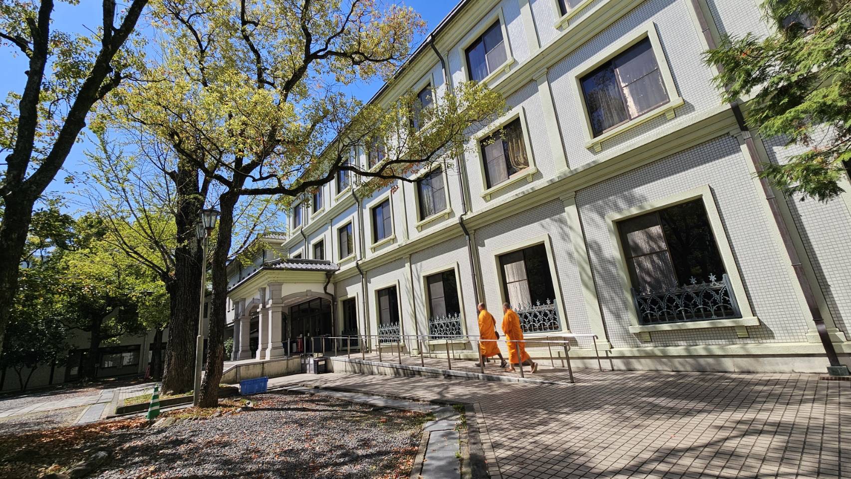 A meditation course at Ryukoku University, conducted by Dhammaduta monks from Wat Phra Dhammakaya
