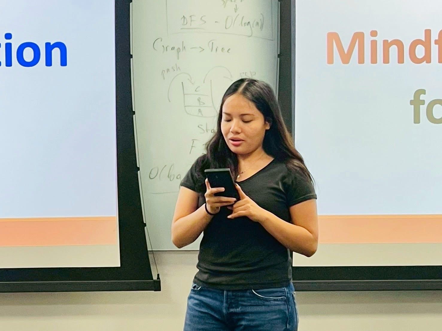 บรรณารักษ์และชมรมนักศึกษาสถาบันเทคโนโลยีนิวยอร์ก นิมนต์พระเถรวาทสอนสมาธิและบรรยายธรรมะ