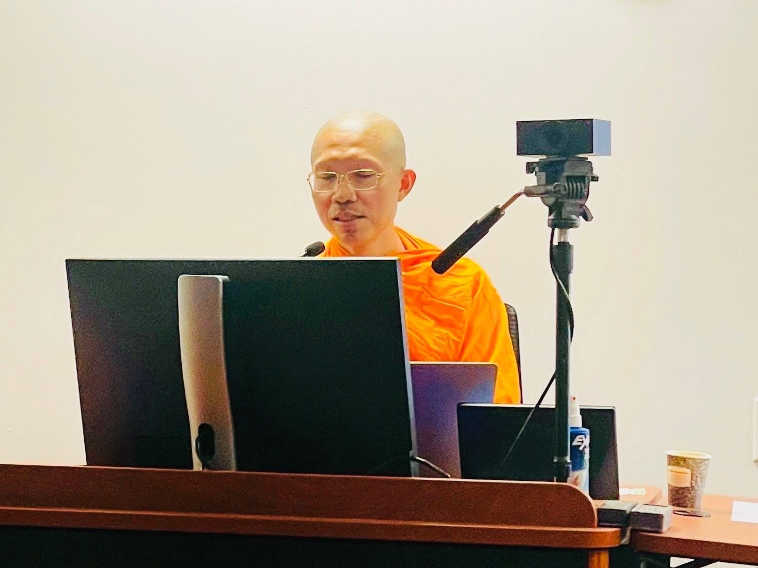 บรรณารักษ์และชมรมนักศึกษาสถาบันเทคโนโลยีนิวยอร์ก นิมนต์พระเถรวาทสอนสมาธิและบรรยายธรรมะ