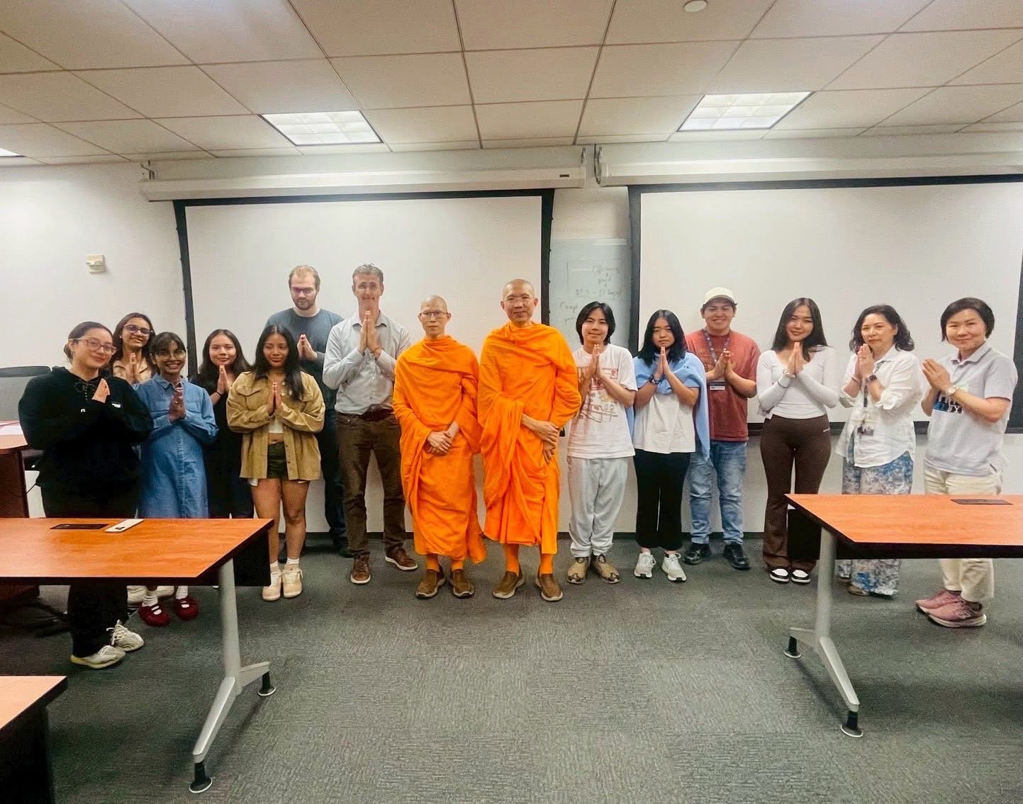 บรรณารักษ์และชมรมนักศึกษาสถาบันเทคโนโลยีนิวยอร์ก นิมนต์พระเถรวาทสอนสมาธิและบรรยายธรรมะ