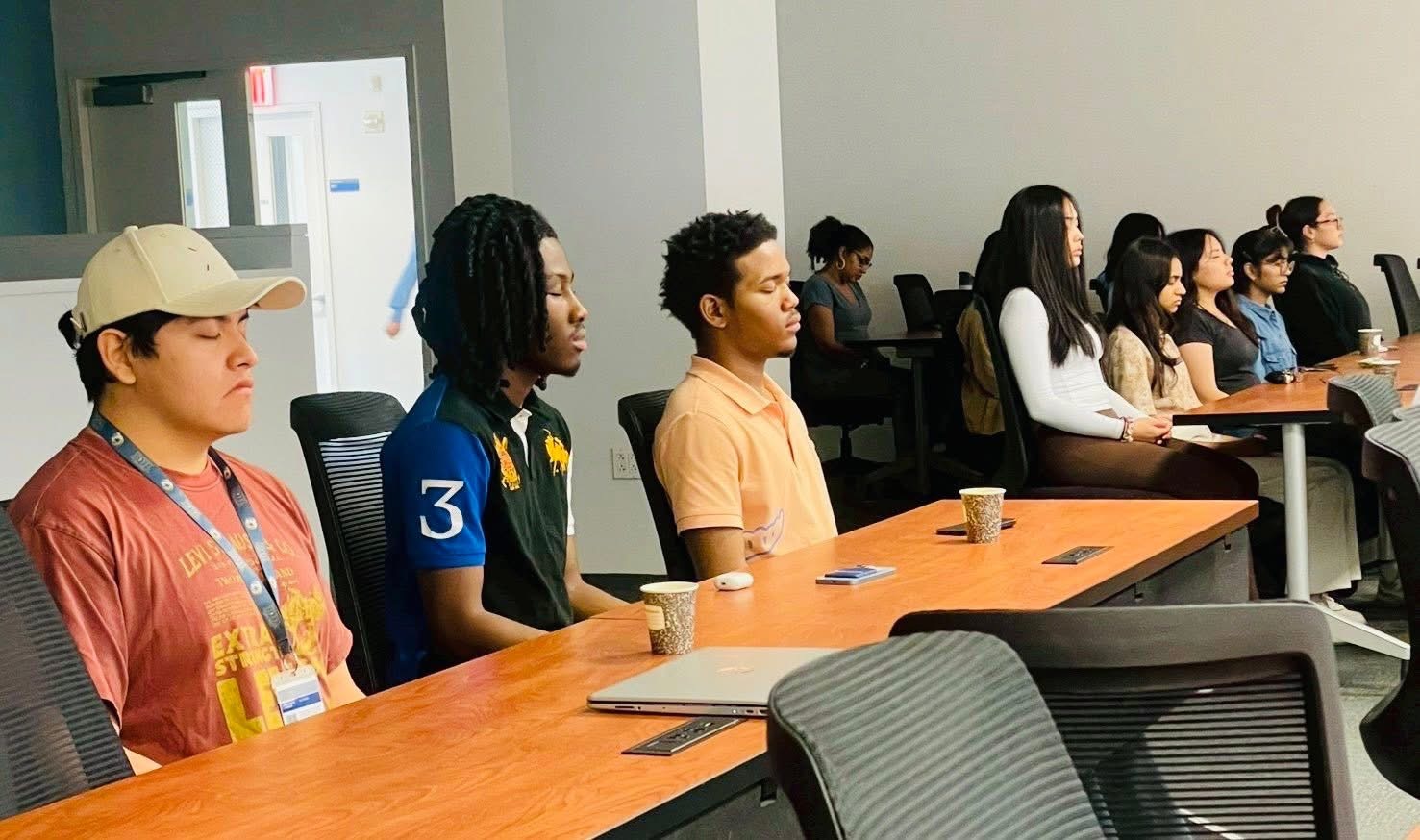 8.JPGบรรณารักษ์และชมรมนักศึกษาสถาบันเทคโนโลยีนิวยอร์ก นิมนต์พระเถรวาทสอนสมาธิและบรรยายธรรมะ