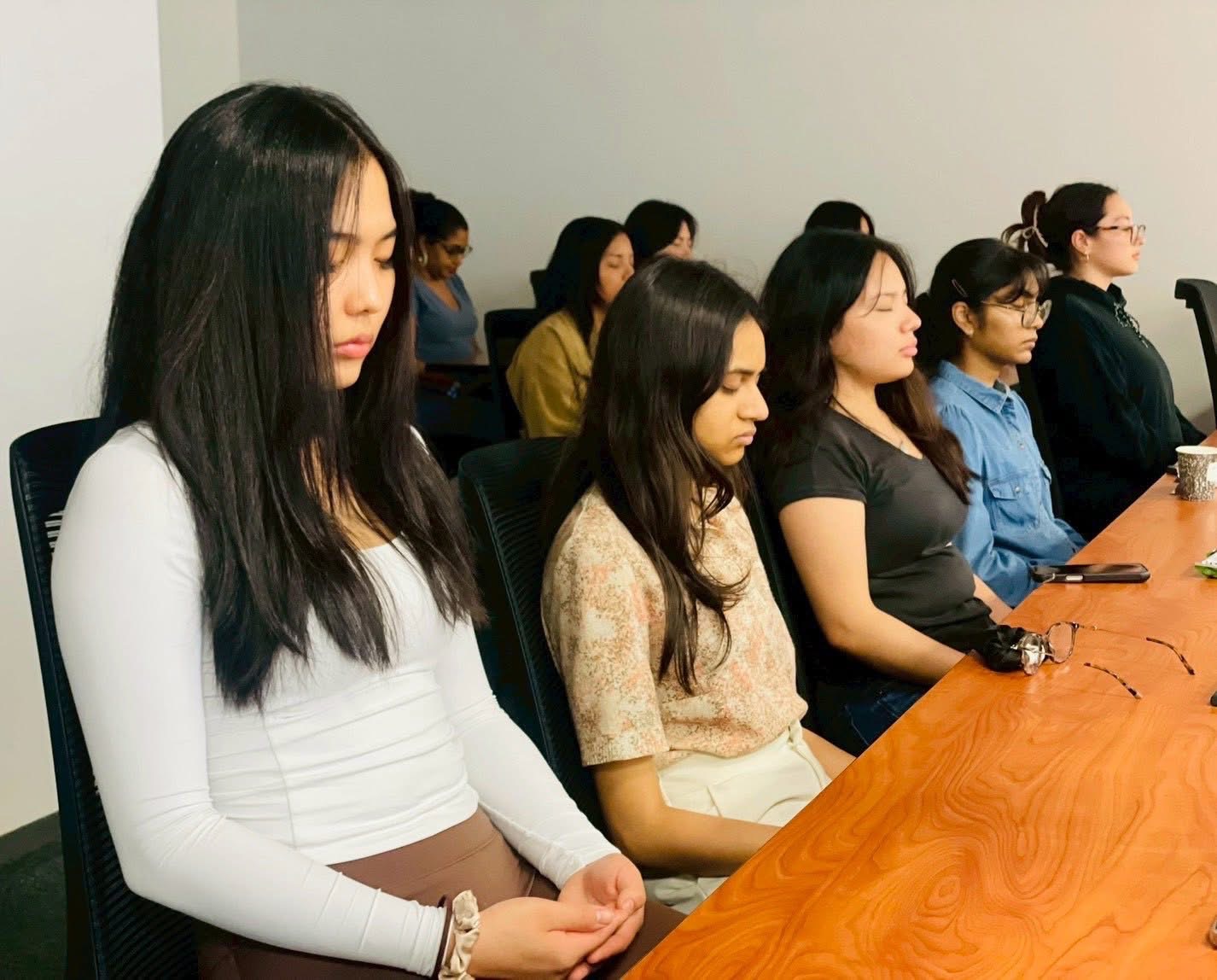 บรรณารักษ์และชมรมนักศึกษาสถาบันเทคโนโลยีนิวยอร์ก นิมนต์พระเถรวาทสอนสมาธิและบรรยายธรรมะ