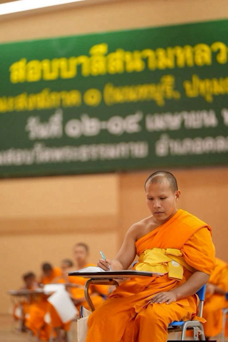 The abbot of Wat Sam Phraya visits a venue of the 2nd Pali test at Wat Phra Dhammakaya