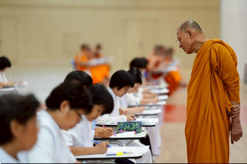 The abbot of Wat Sam Phraya visits a venue of the 2nd Pali test at Wat Phra Dhammakaya