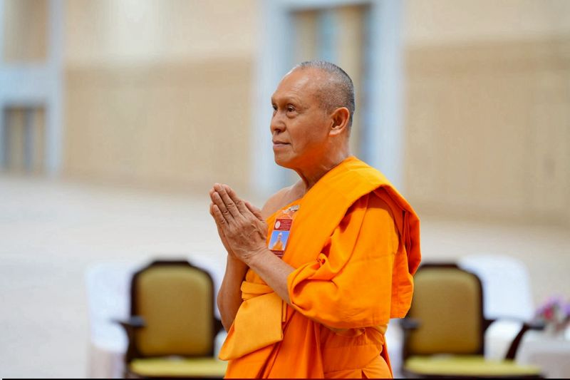 The abbot of Wat Sam Phraya visits a venue of the 2nd Pali test at Wat Phra Dhammakaya