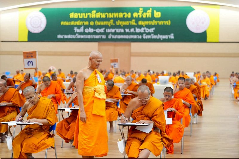 The abbot of Wat Sam Phraya visits a venue of the 2nd Pali test at Wat Phra Dhammakaya