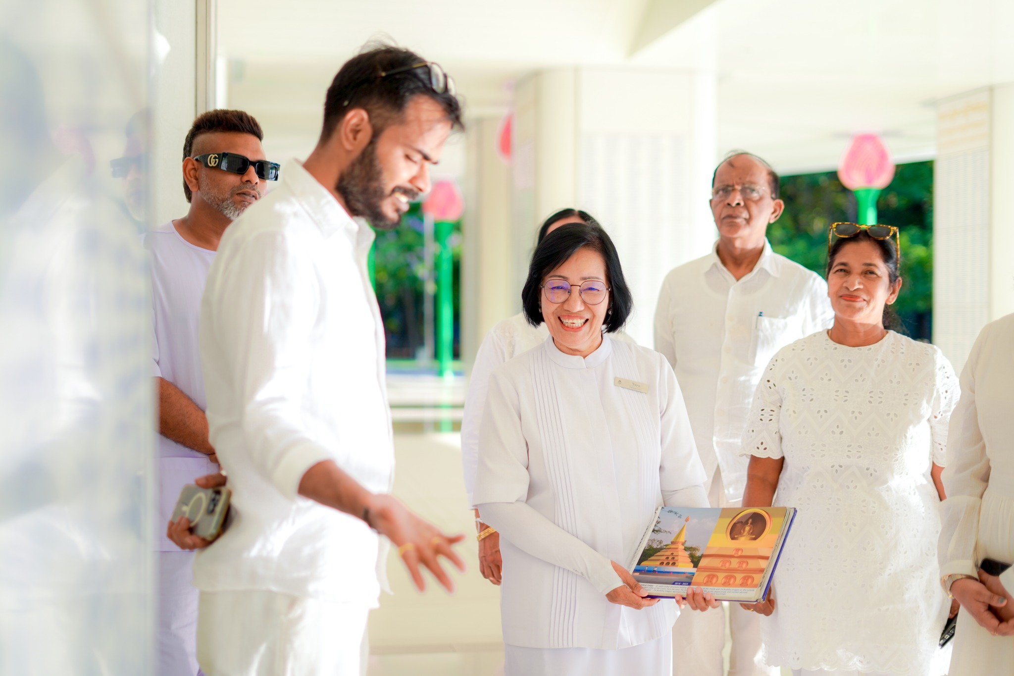 ชาวศรีลังกา เดินทางมาเยี่ยมชมวัดพระธรรมกาย