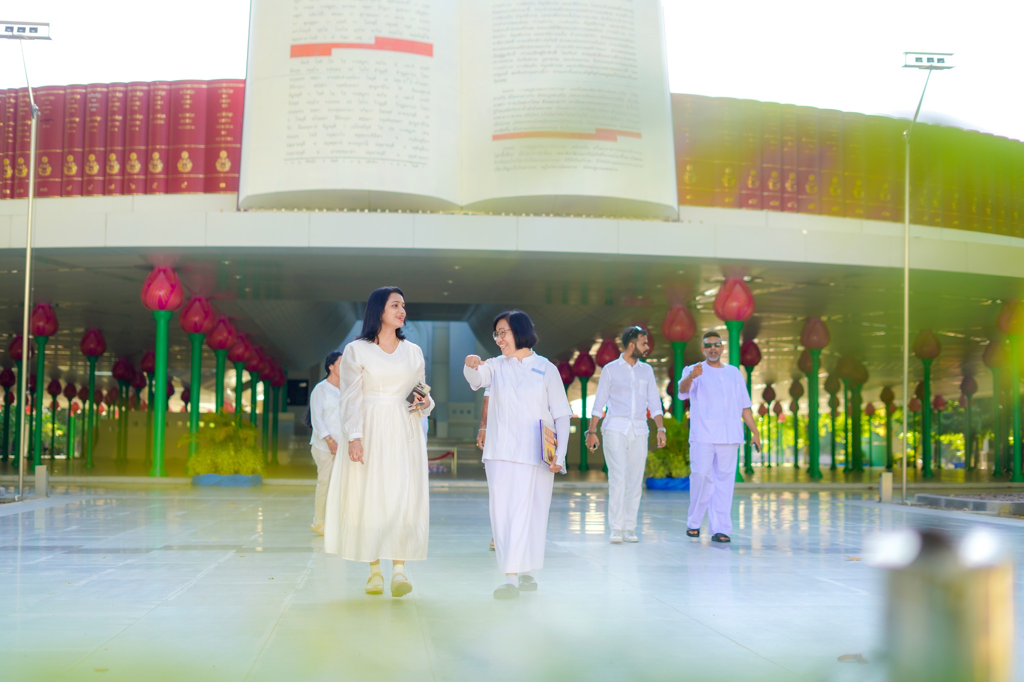 ชาวศรีลังกา เดินทางมาเยี่ยมชมวัดพระธรรมกาย